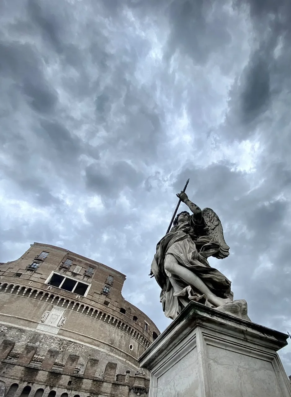 El puente como antesala

Ponte Sant’Angelo, Roma, Italia

Frente a la masa cilíndrica de Castel Sant’Angelo, las esculturas barrocas convierten el puente en una secuencia monumental de aproximación. En 1668, Bernini diseñó el conjunto de diez ángeles