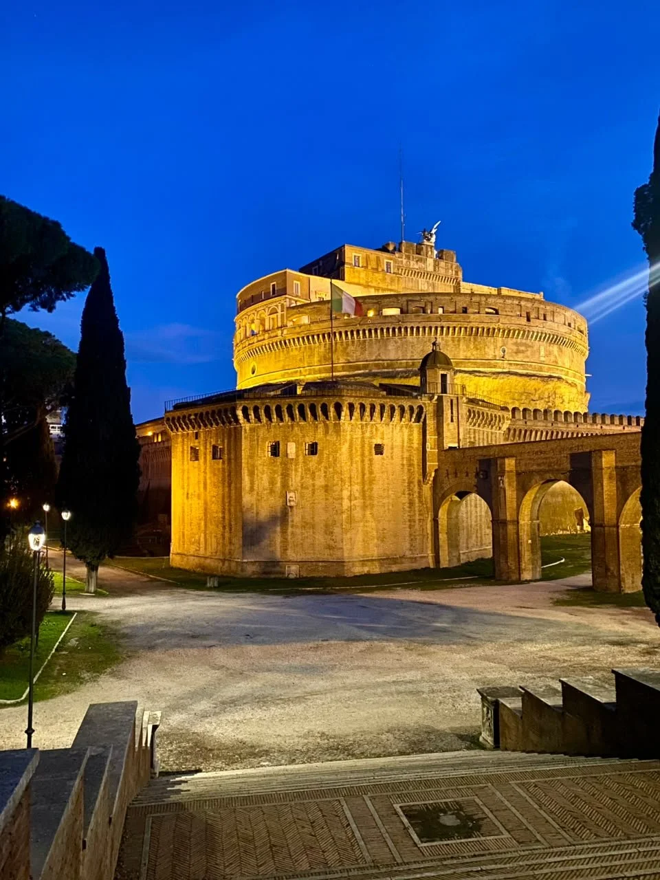 De mausoleo a fortaleza

Castel Sant’Angelo, Roma, Italia

Concebido originalmente en el siglo II como mausoleo del emperador Adriano, el edificio fue transformándose durante siglos en fortaleza, residencia y refugio papal. Su poderosa geometría cilí