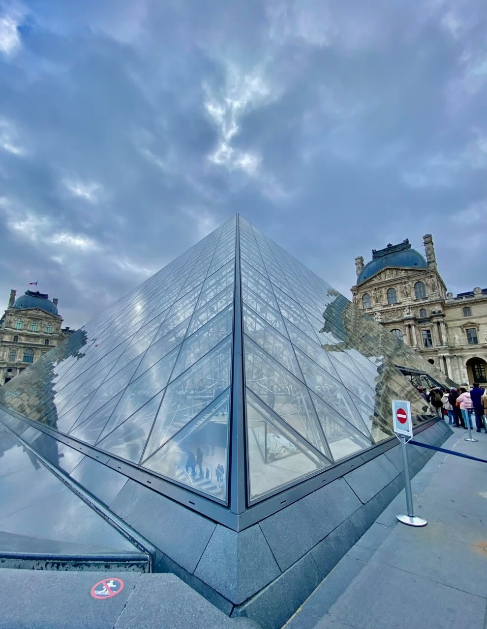 Transparencia y contraste

Museo del Louvre, París, Francia

La pirámide de vidrio introduce una geometría contemporánea y ligera dentro del conjunto histórico del Louvre. Su estructura modular y transparente establece un contraste deliberado con las