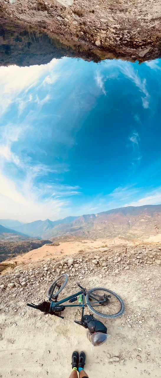 Habitar el recorrido

Santiago Yosondúa, Oaxaca, México

Durante una ruta de bikepacking, la bicicleta aparece como una escala mínima frente a la amplitud del paisaje. El relieve, la distancia y el horizonte construyen la experiencia del lugar, donde