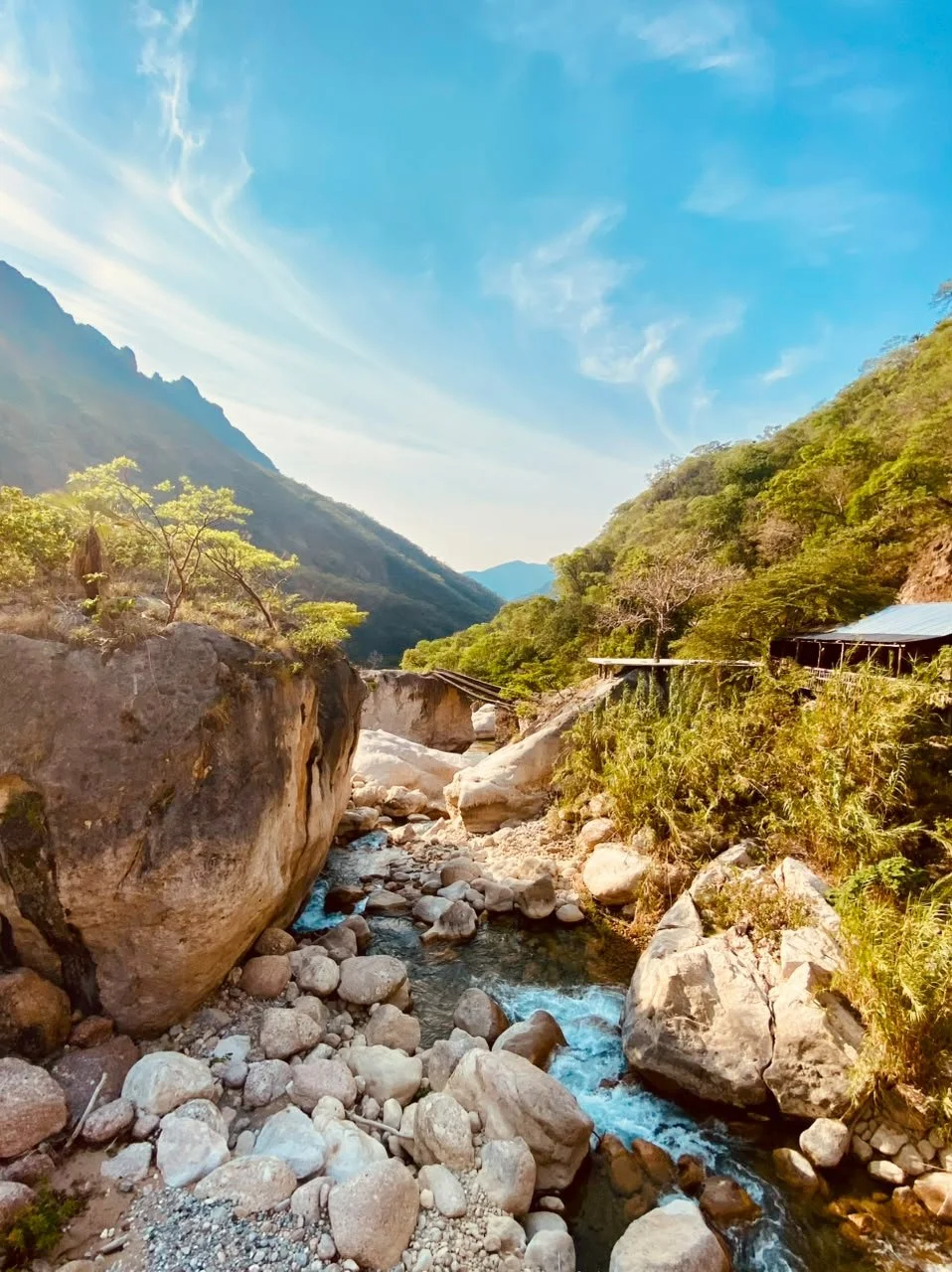 Paisaje como estructura

Santiago Yosondúa, Oaxaca, México

El cauce se abre paso entre grandes formaciones rocosas y laderas que construyen un espacio natural de fuerte carácter topográfico. La escala del paisaje domina la composición, mientras las 