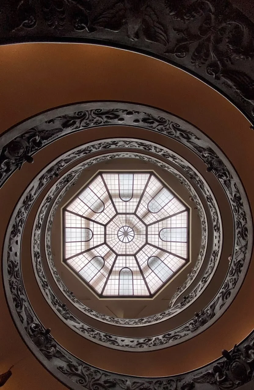 Ascenso hacia la luz

Museos Vaticanos, Ciudad del Vaticano

La circulación se organiza alrededor de un vacío central que conduce la mirada hacia el lucernario. La repetición de los anillos, la ornamentación de los barandales y la luz cenital refuerz
