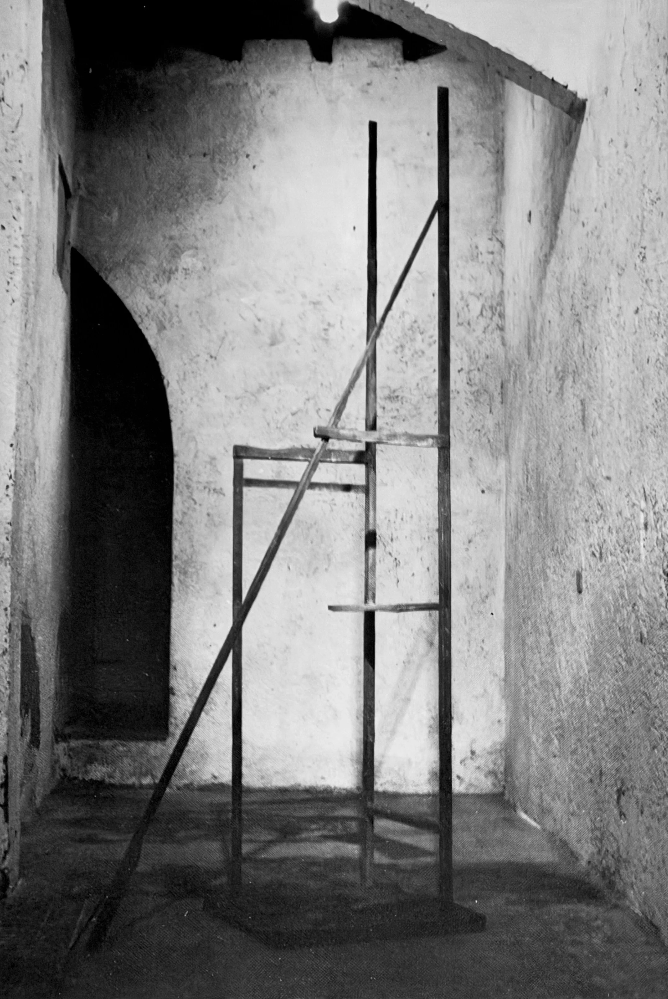 1990, Edicola, Rome, Italy, 1990.  
"TRA ARIA E ACQUA," bronze.