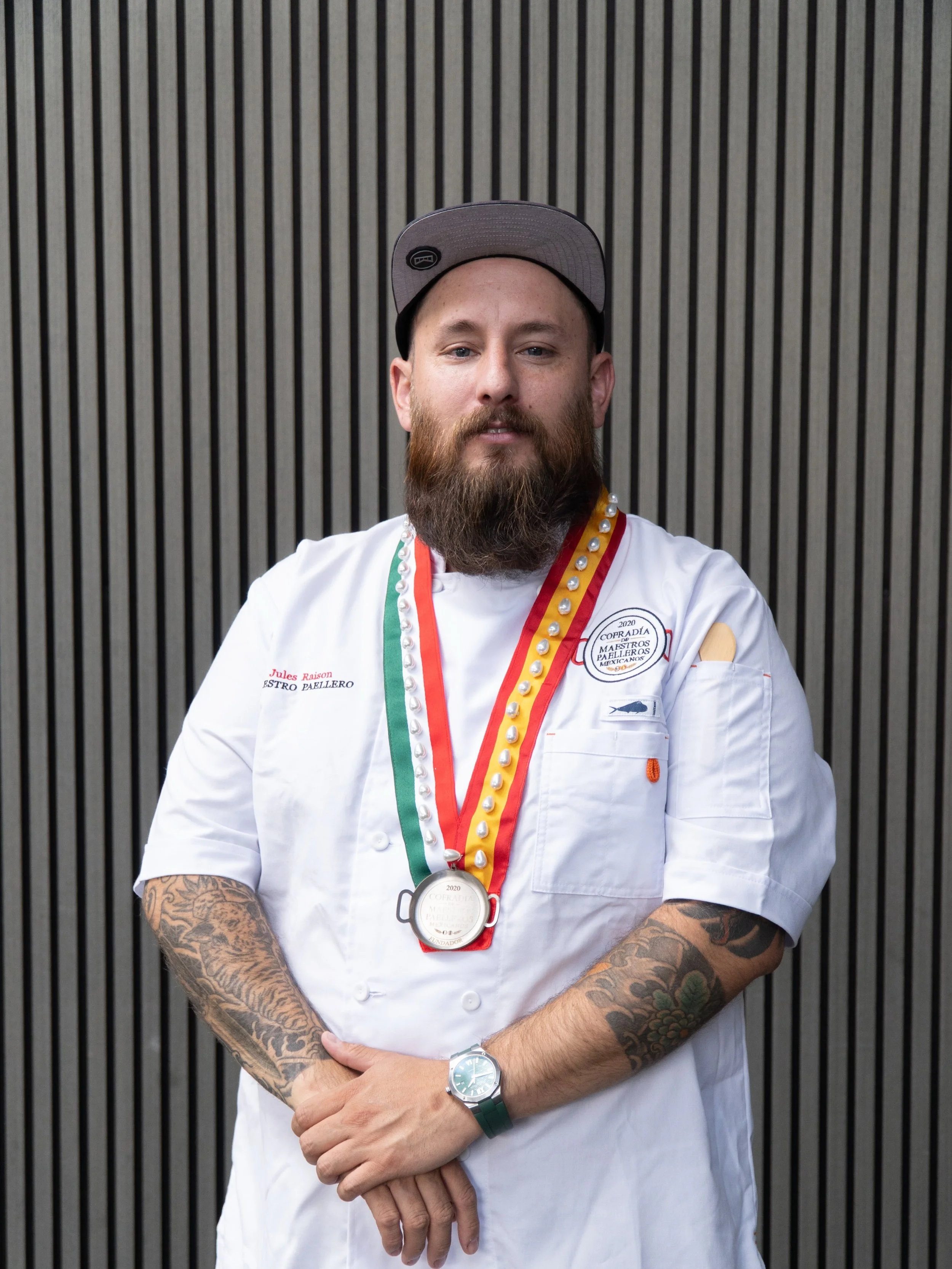 Este amor por el arroz se formaliza y aspira a nuevas metas y retos que sigan haciendo crecer. 🥘🎖️

Queremos felicitar a nuestro Chef @julesraison por recibir el reconocimiento de Cofrade Fundador y Maestro Paellero, en la reciente ceremonia de fun