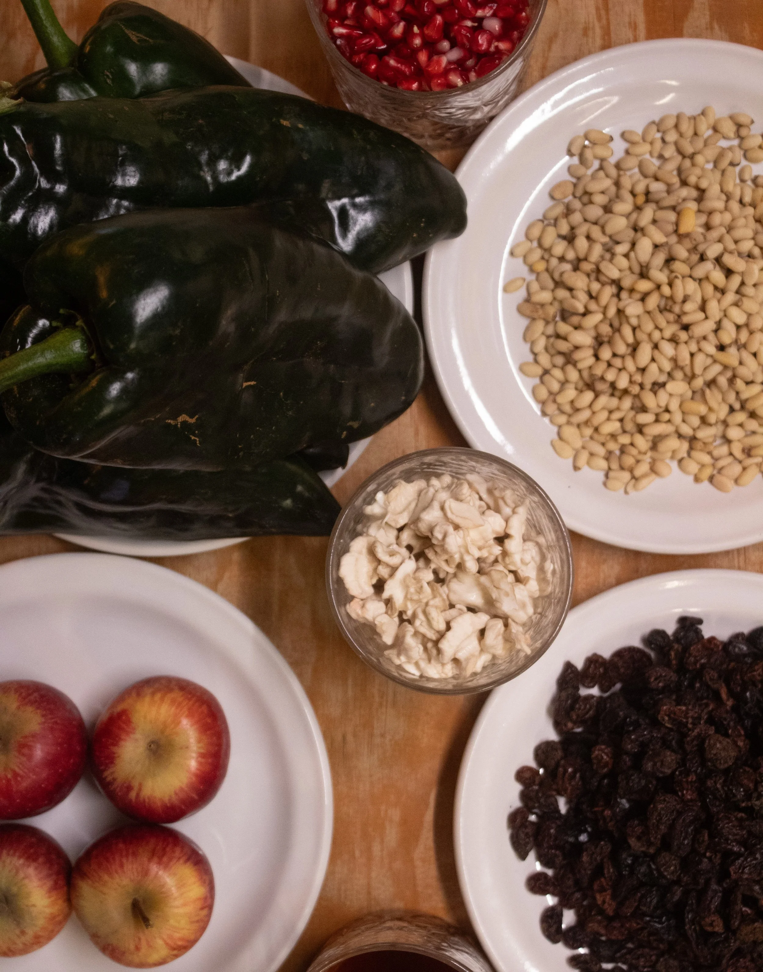 Todo empieza mucho antes de llegar a la mesa. 🇲🇽

Ingredientes, cuchillos, fuego, tiempo y manos que saben exactamente qu&eacute; hacer con cada elemento.

En RV Catering, cada preparaci&oacute;n se construye desde el origen: seleccionando, prepara