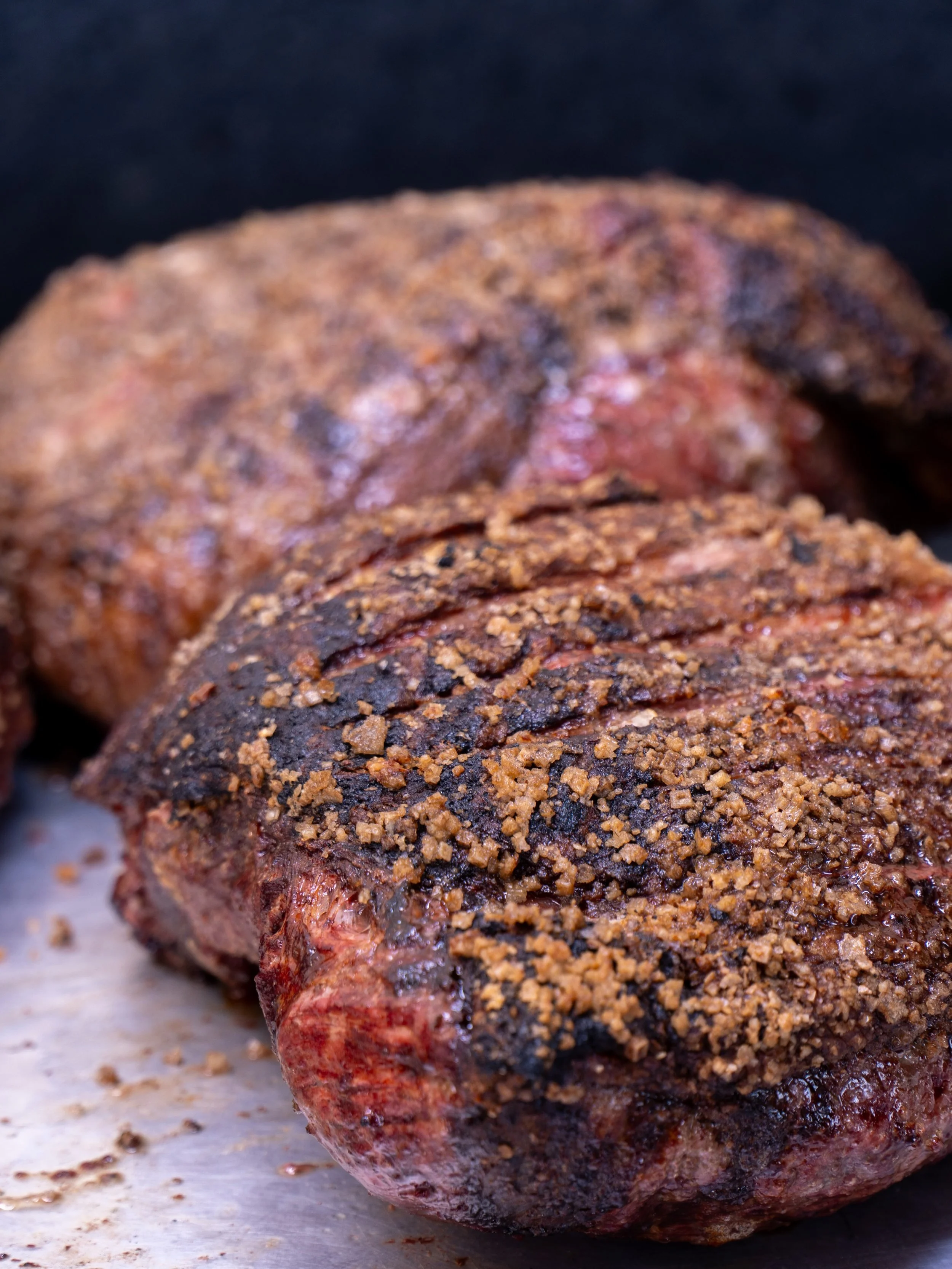 La carne asada al carb&oacute;n sabe diferente porque empieza mucho antes de tocar la parrilla.

Empieza con la selecci&oacute;n del corte, sigue con el dominio del fuego, el tiempo exacto de cocci&oacute;n y termina con la armon&iacute;a entre cada 