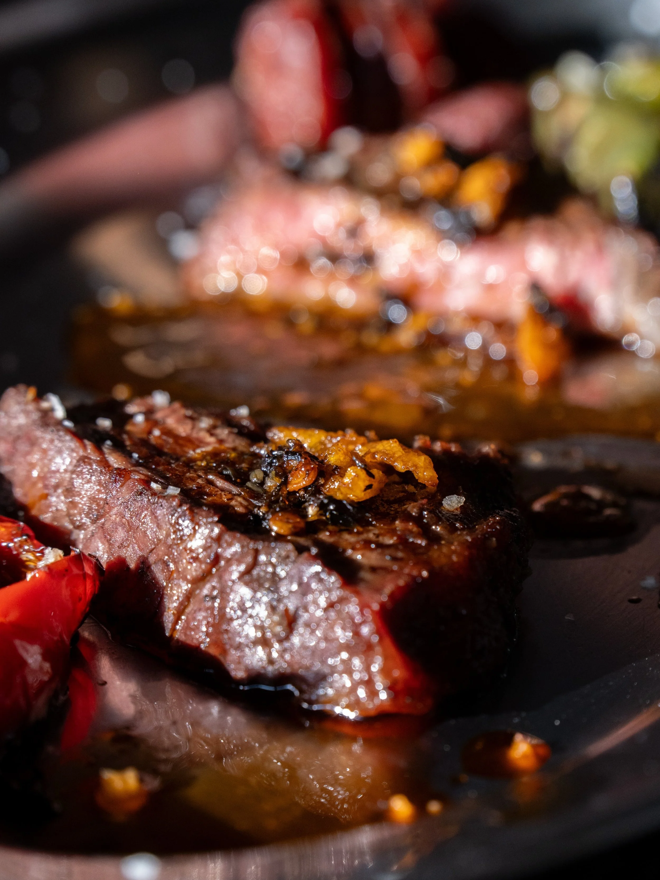 Asado con balance de sabores.

Detr&aacute;s de una gran carne asada hay planeaci&oacute;n, t&eacute;cnica y un equipo que entiende que cada detalle influye en el siguiente: desde el carb&oacute;n hasta el maridaje.

Eso es lo que convierte una comid