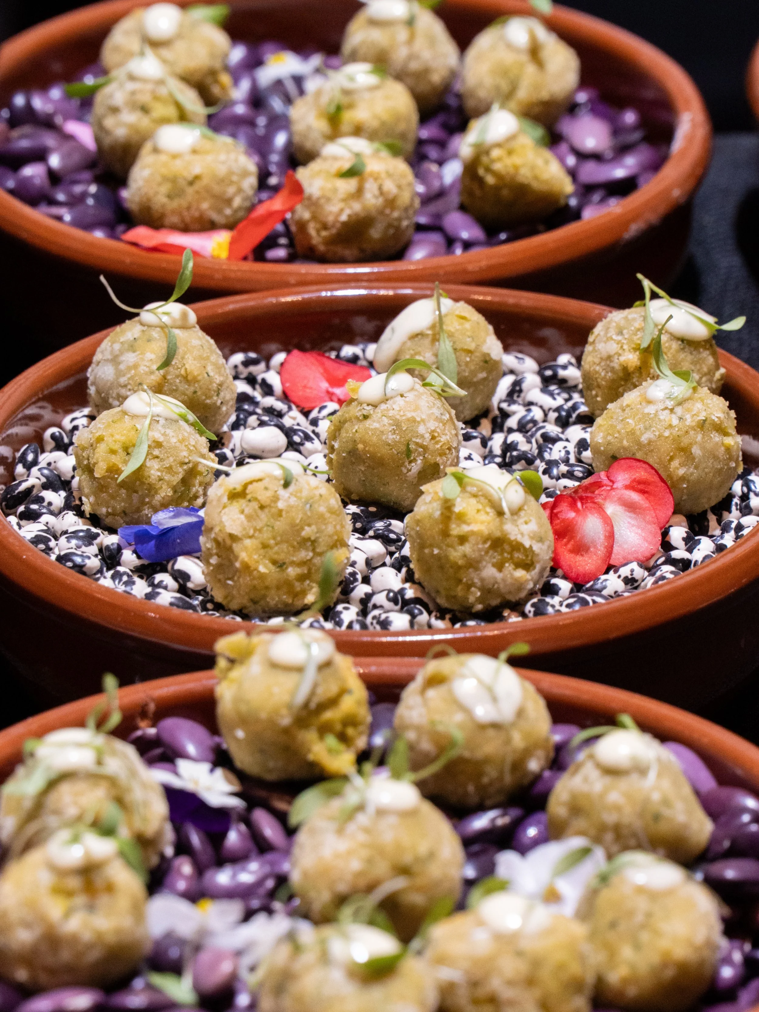 Lo que tus invitados ven es un peque&ntilde;o bocado.

Lo que no ven son horas de preparaci&oacute;n, pruebas, t&eacute;cnica y atenci&oacute;n al detalle detr&aacute;s de cada pieza.

Falafel crujiente por fuera, suave por dentro, terminado con una 