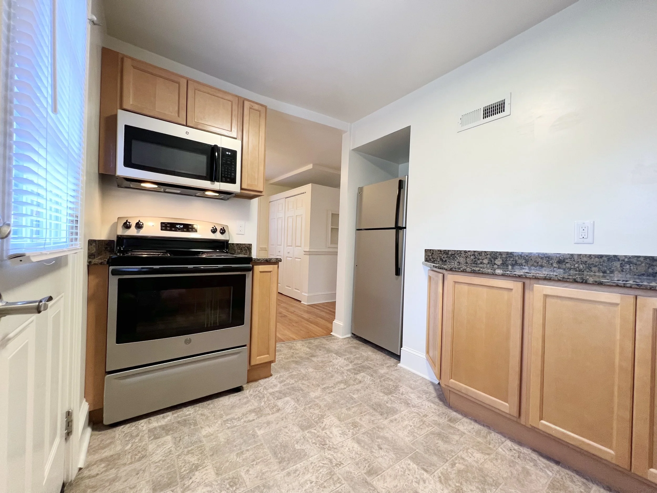 Two-bedroom townhome w/ office FULL REMODEL — kitchen