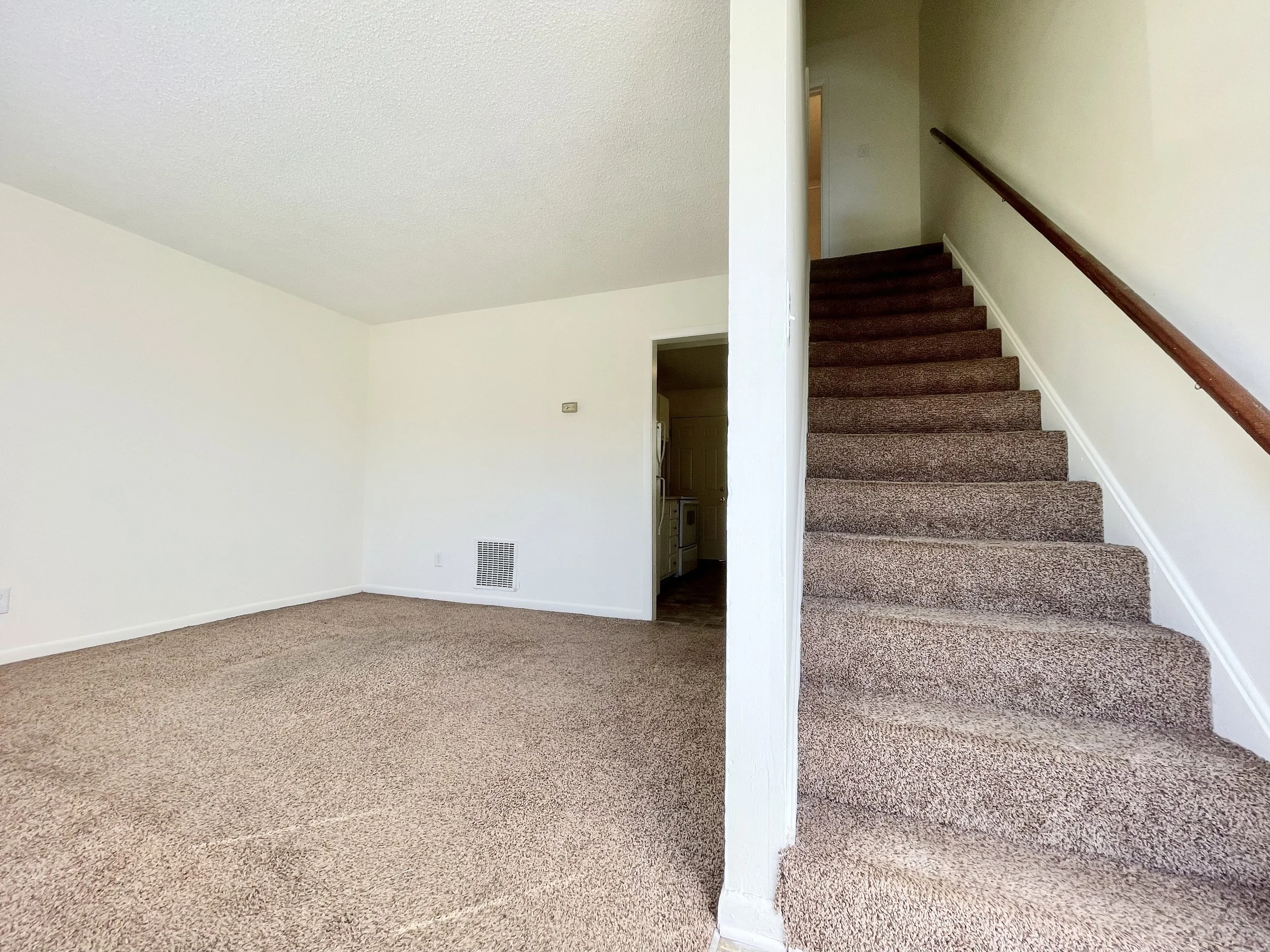 Sherwood Court - Living Room w/ Carpet