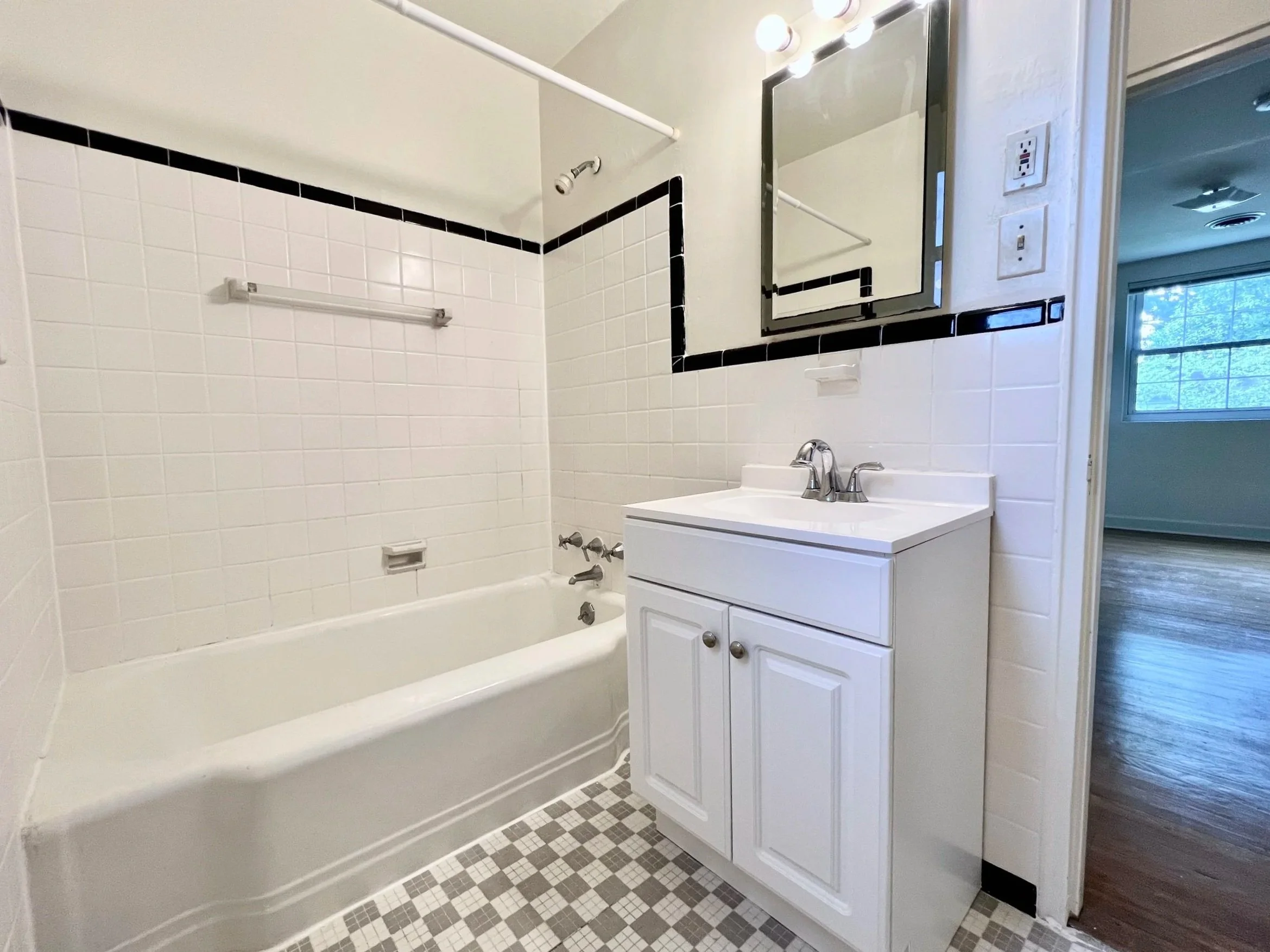 Lindley Park Manor - One Bedroom - Bathroom
