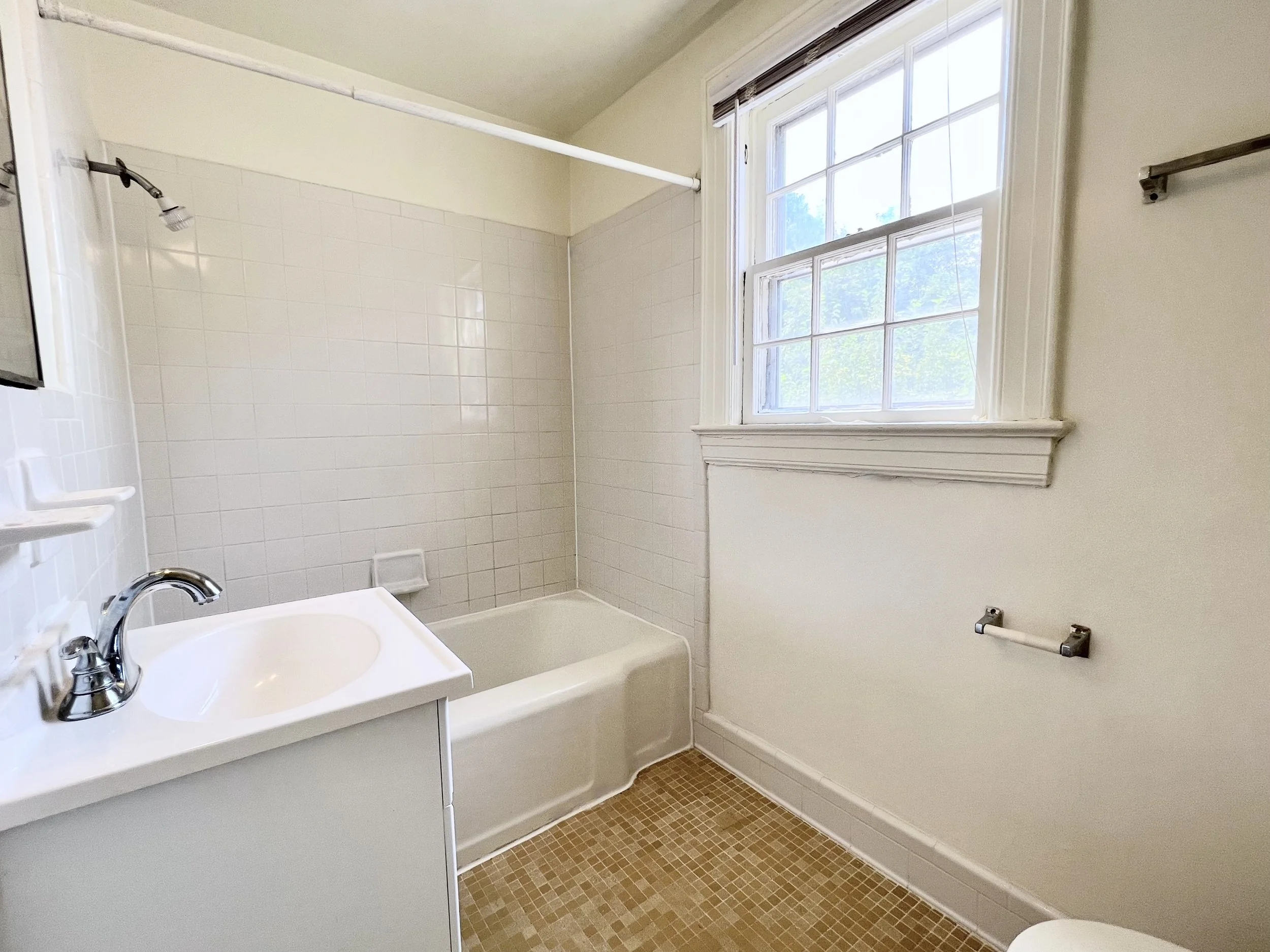 Spring Garden/Lindell Duplex - One Bedroom - Bathroom 