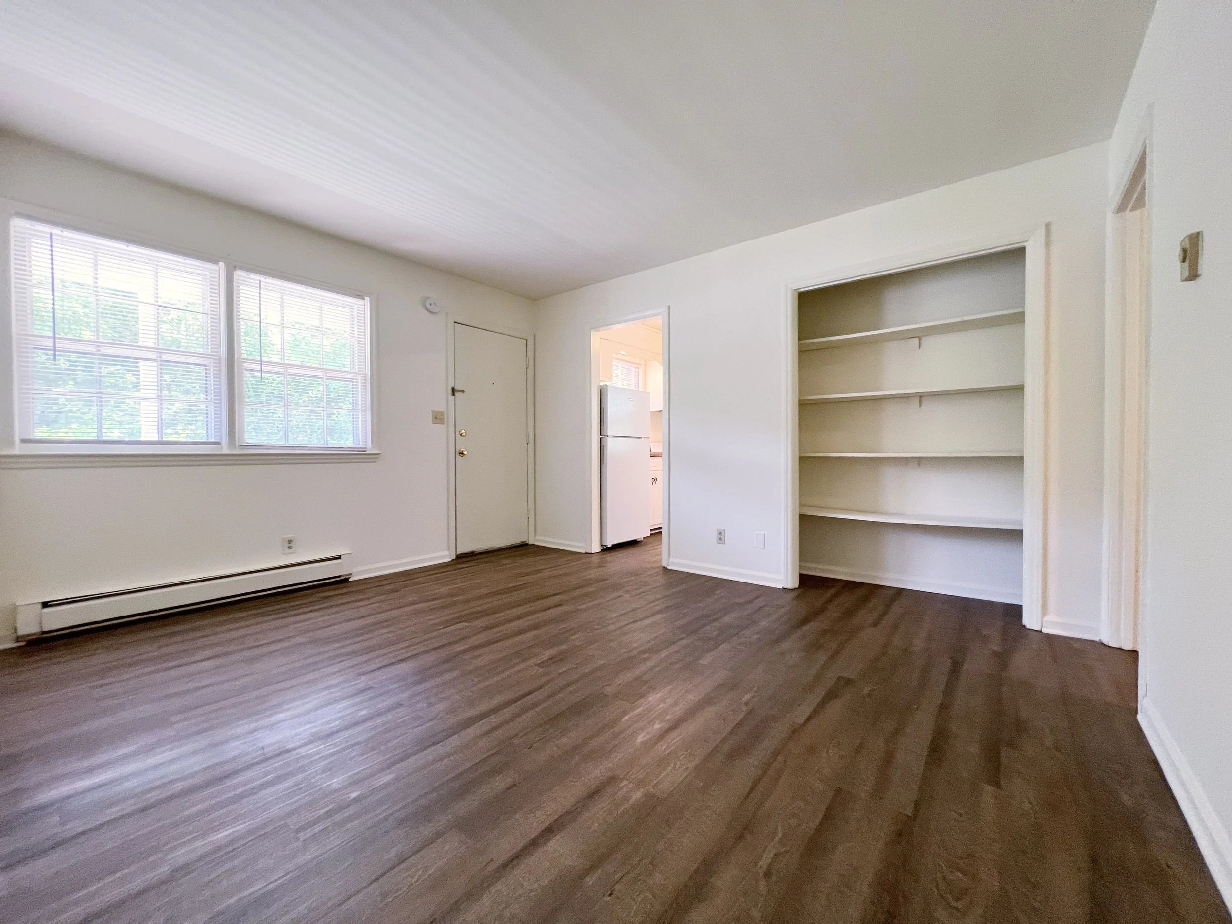 Lakewood - One Bedroom - 615 ft.² - Living Room