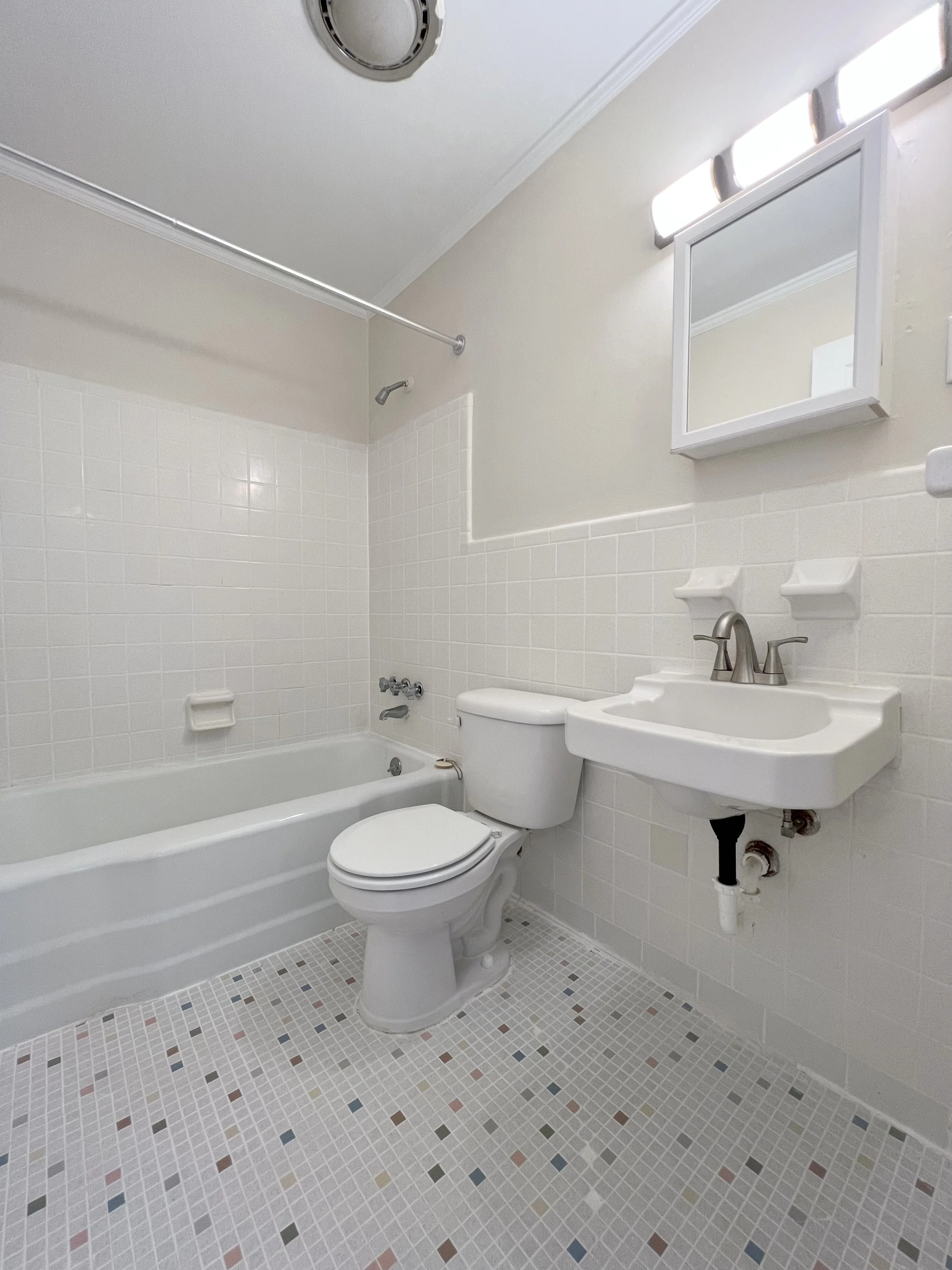 Normandy Manor - 2 Bedrooms 1 Bathroom - Bathroom