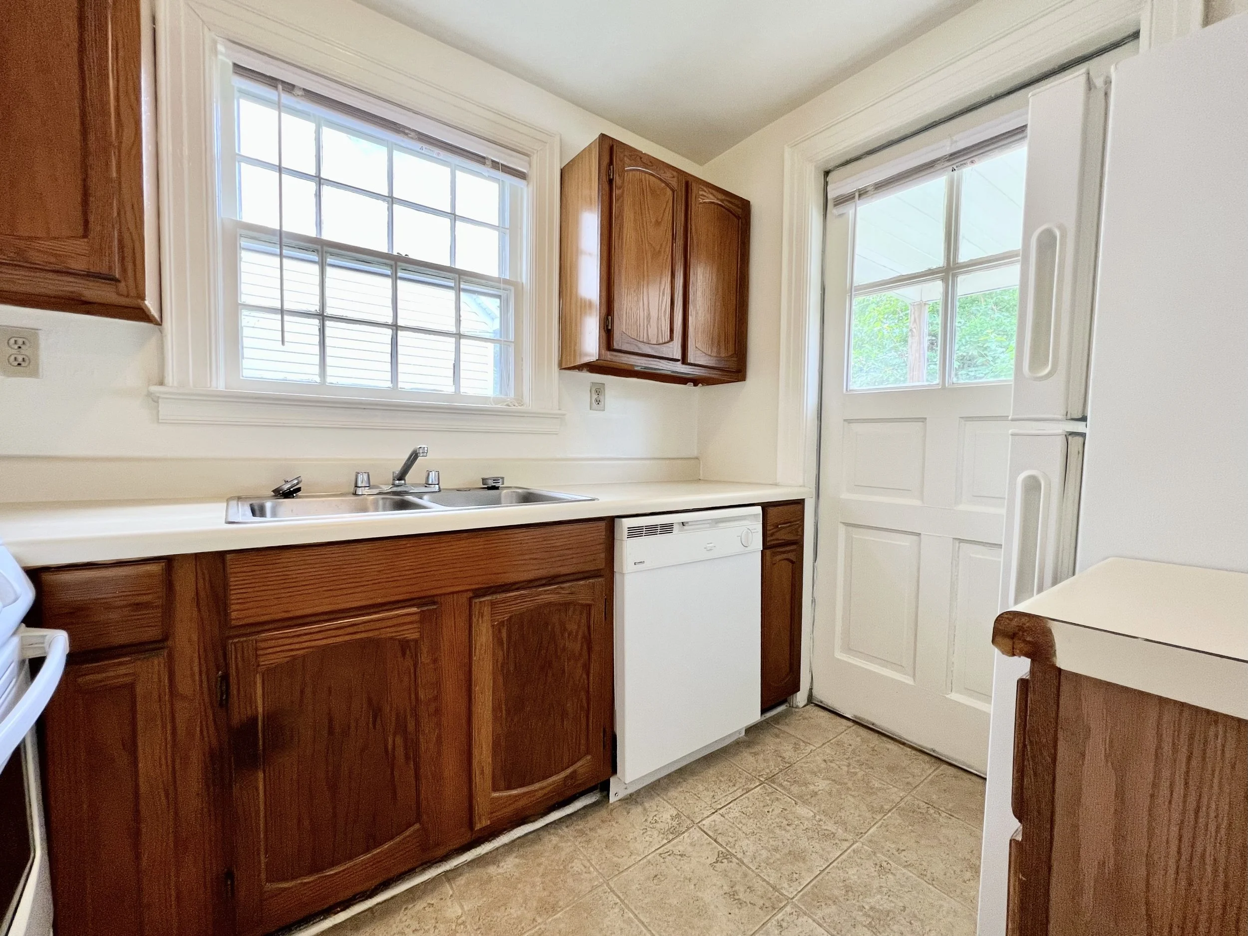 Spring Garden/Lindell Duplex - One Bedroom - Kitchen 