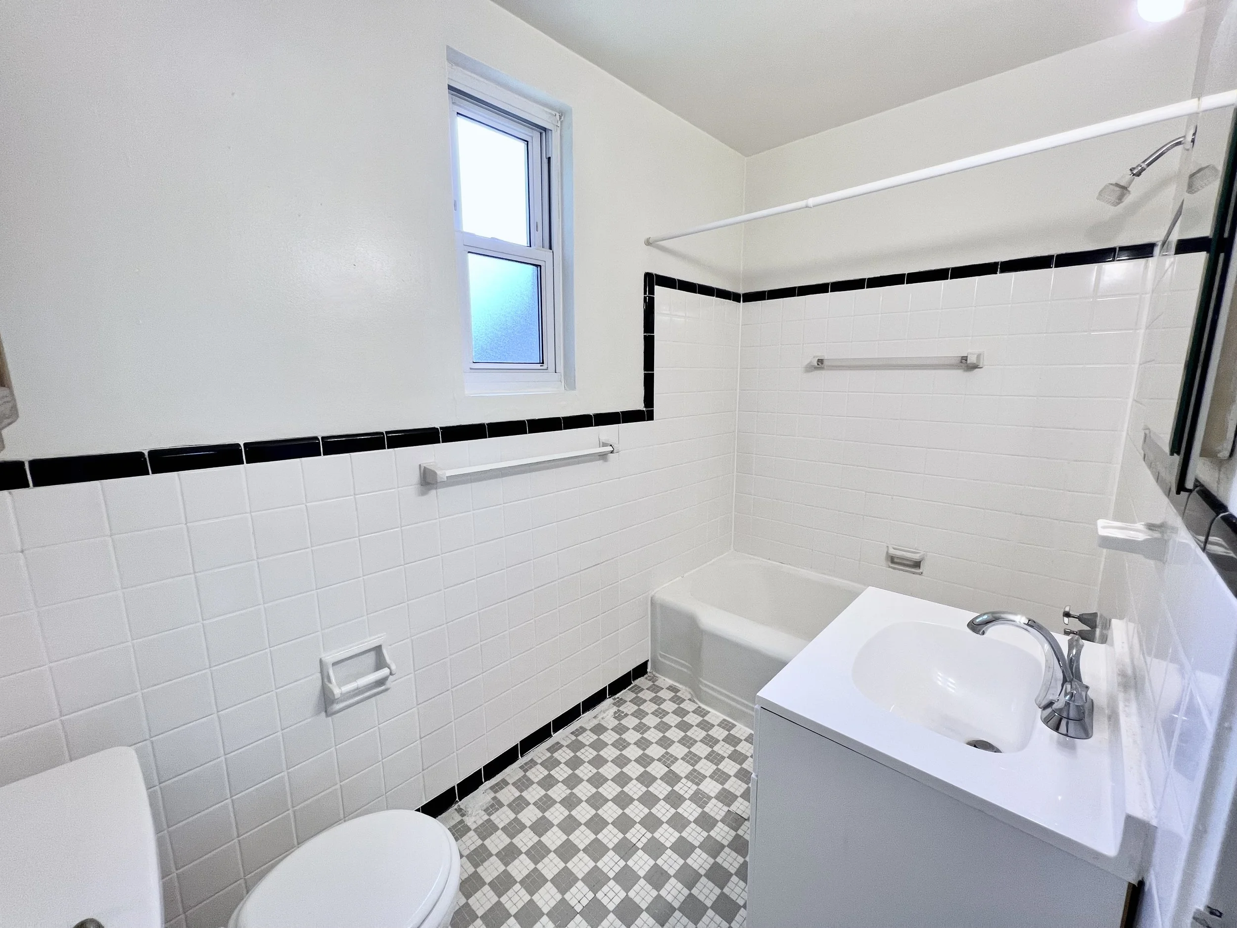 Lindley Park Manor - One Bedroom - Bathroom
