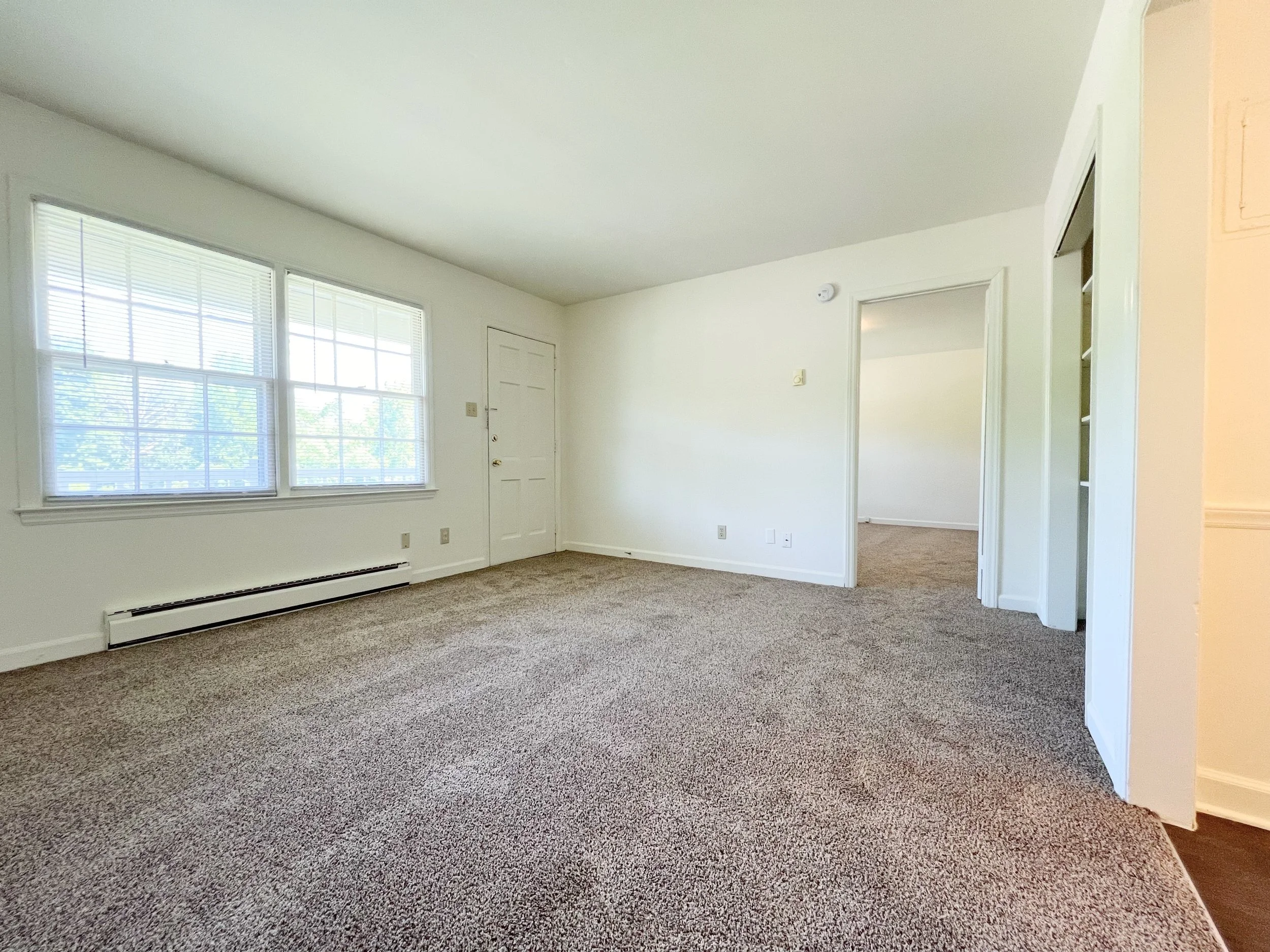 Lakewood - One Bedroom - 550 ft.² - Living Room