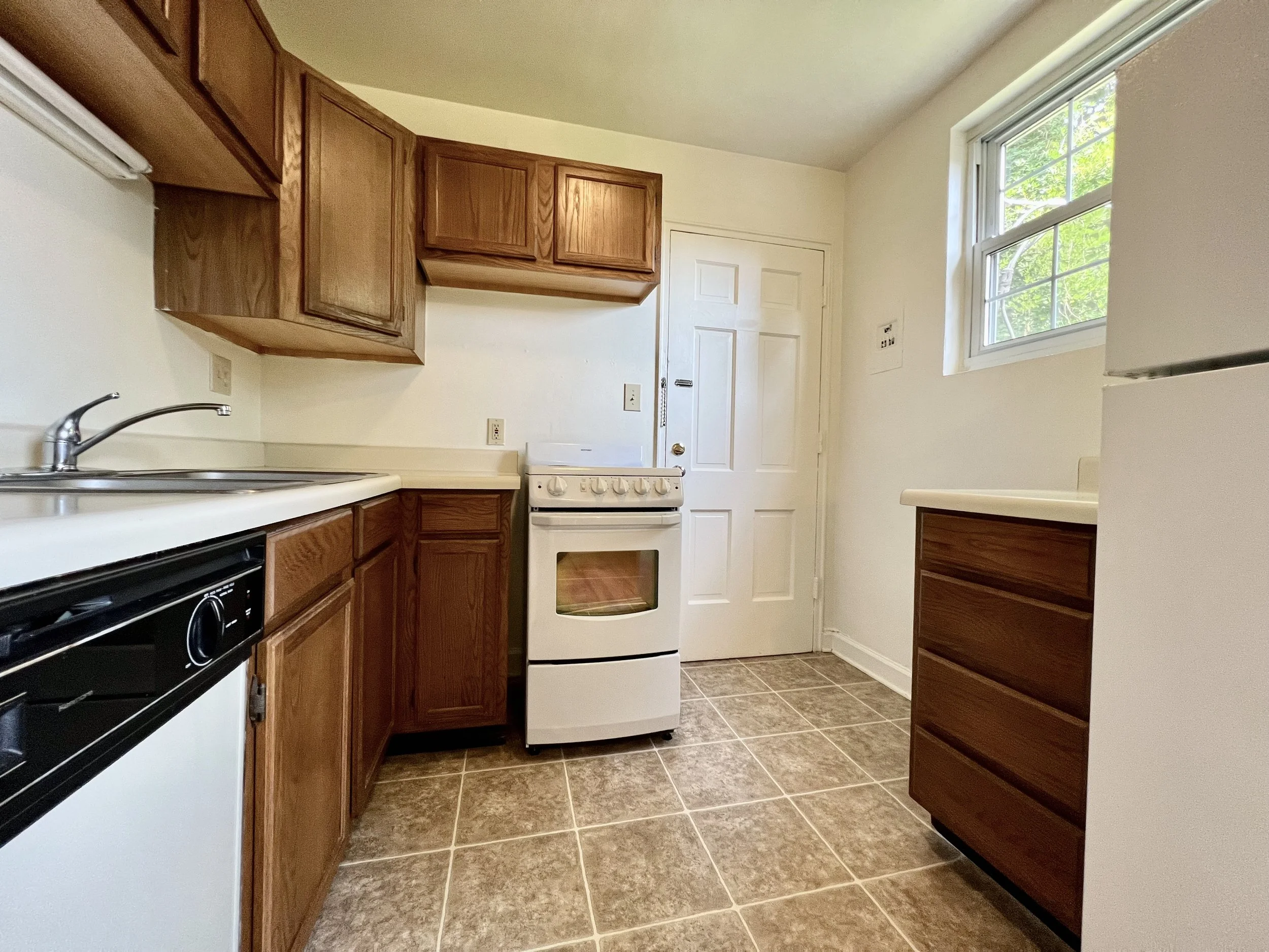 Lindley Park Manor - One Bedroom - Kitchen