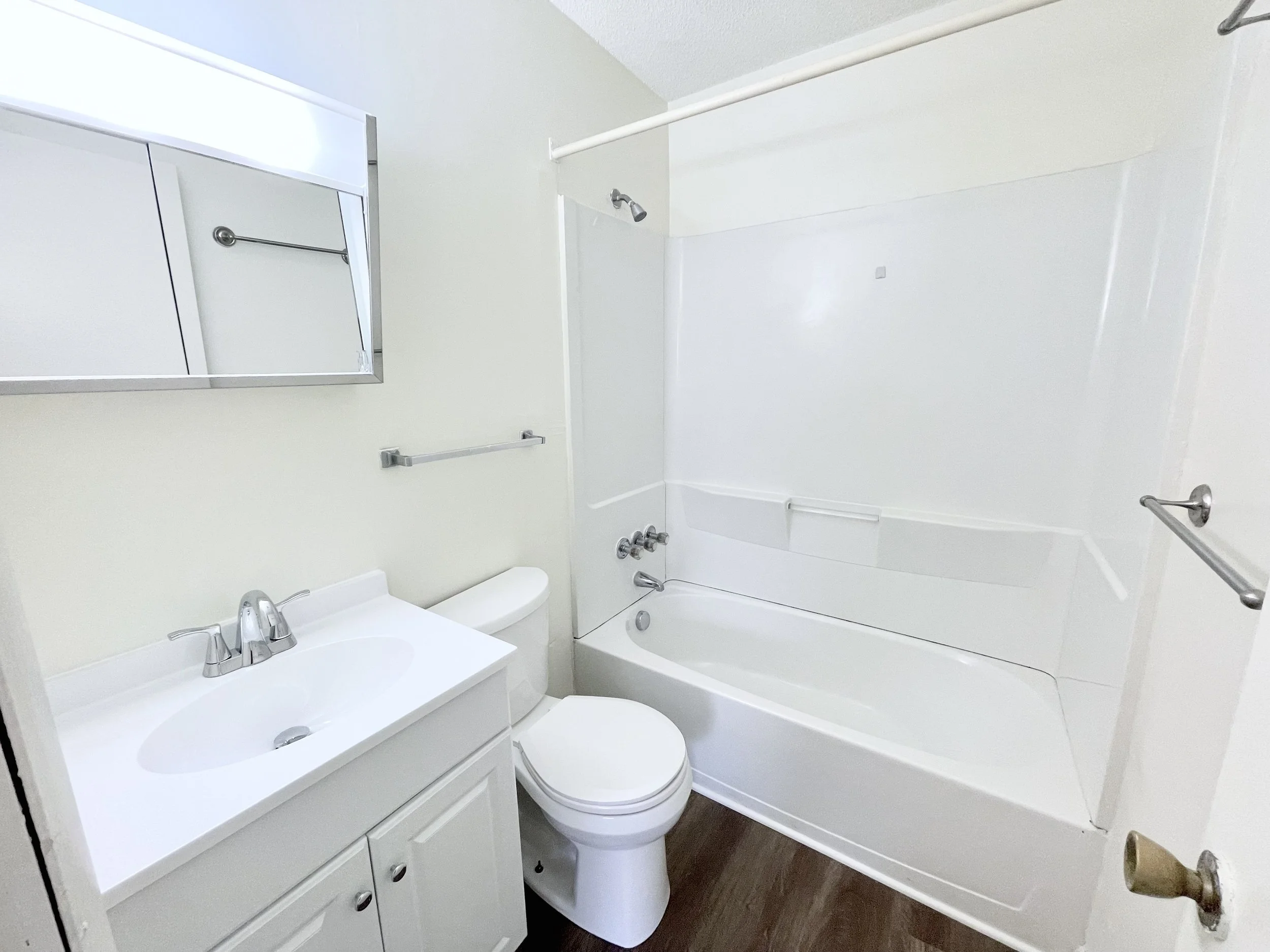 Sherwood Court - Upstairs Full Bathroom