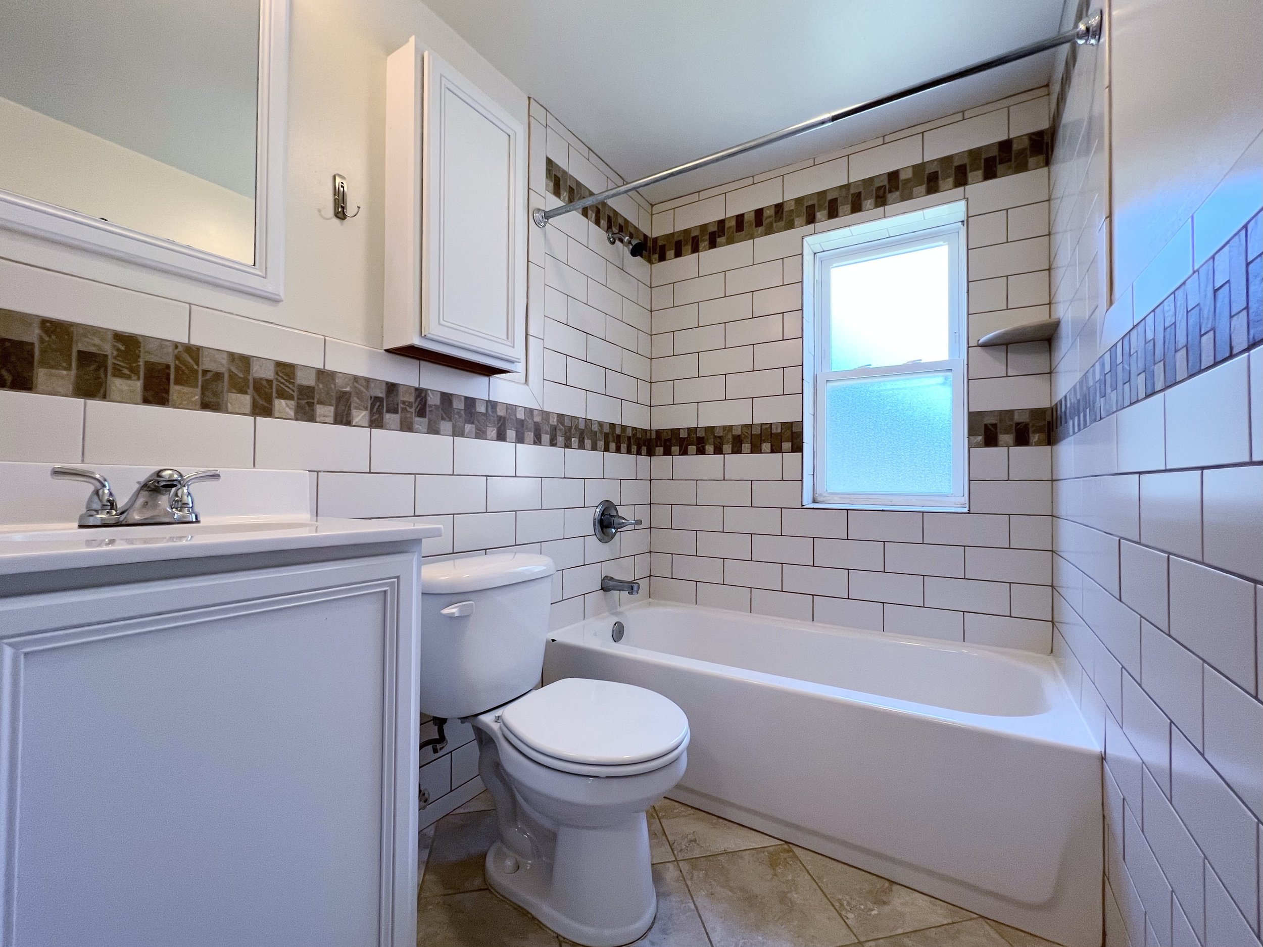 Two-bedroom townhome w/ office FULL REMODEL — bathroom