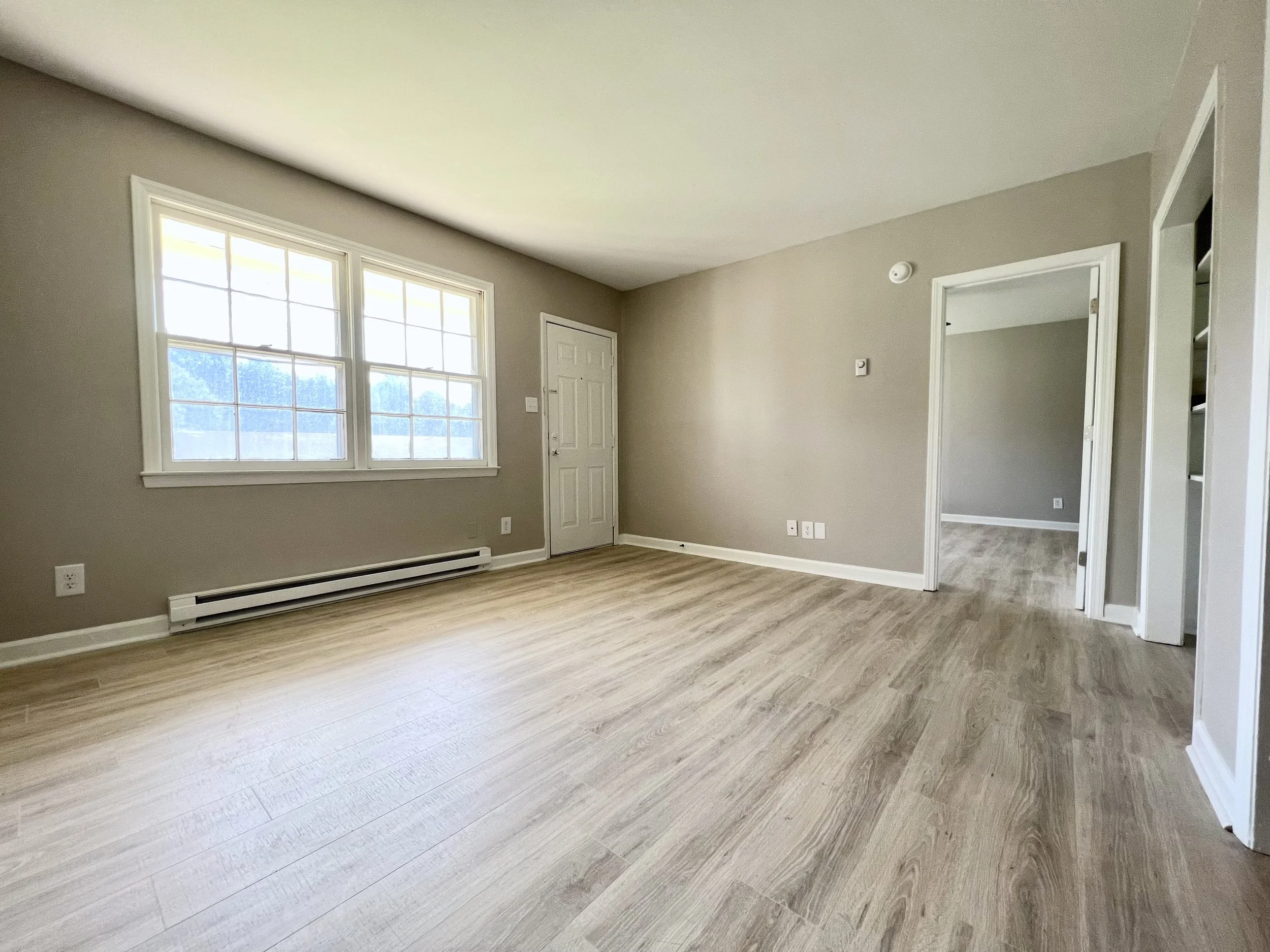 Lakewood - Remodeled One Bedroom - 550 ft.² - Living Room