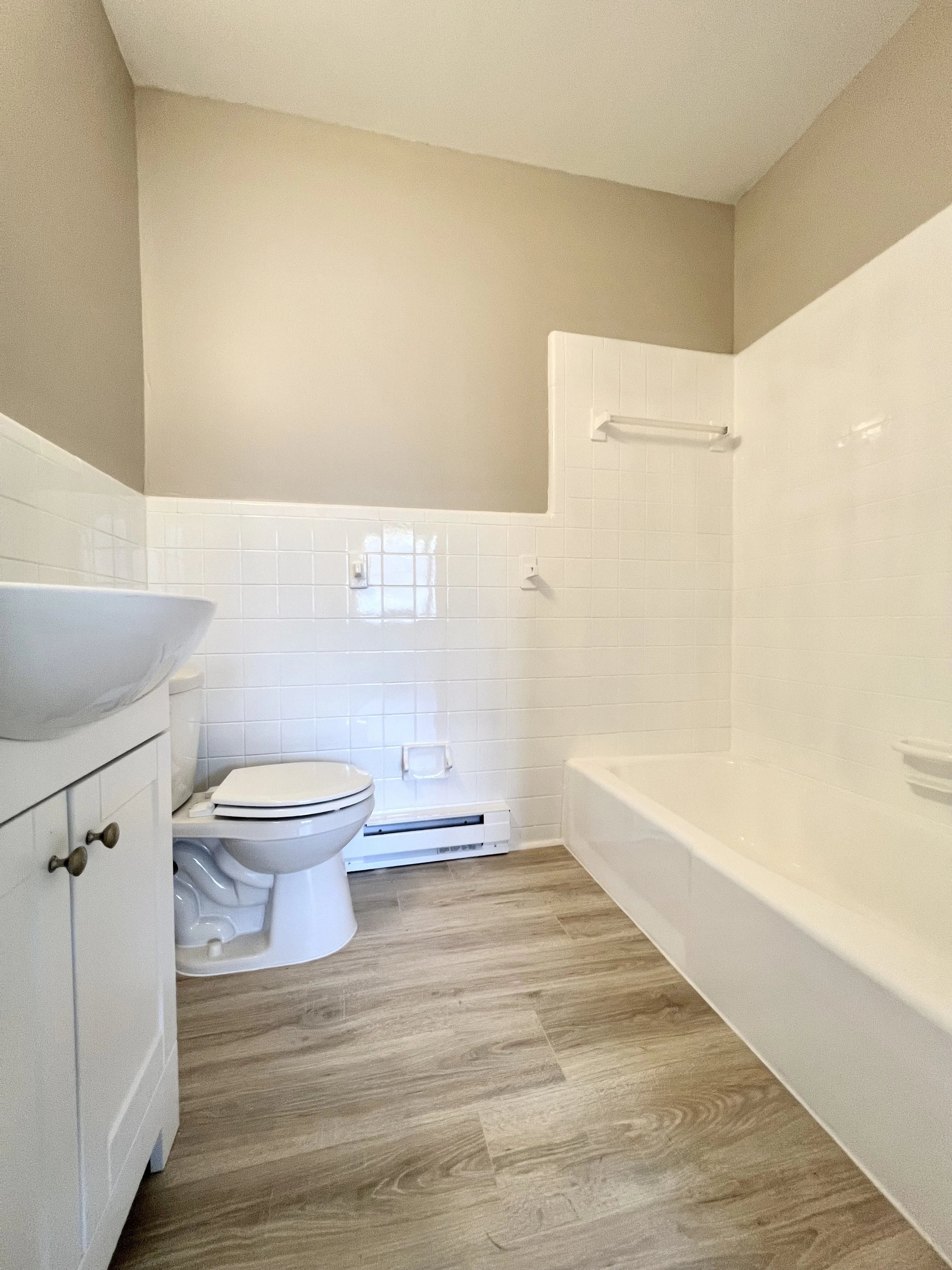 Lakewood - Remodeled One Bedroom - 550 ft.² - Bathroom