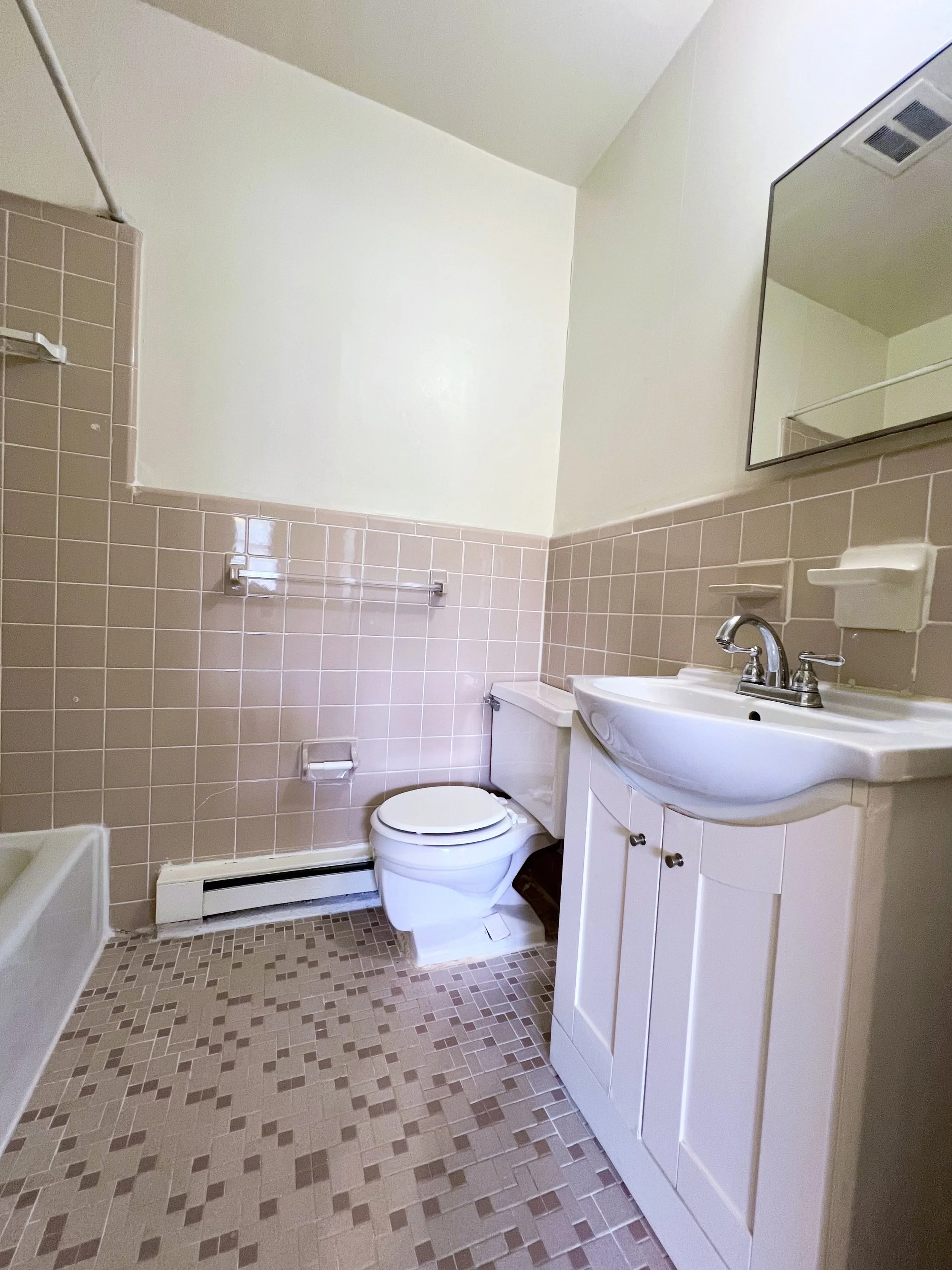 Lakewood - One Bedroom - 550 ft.² - Bethroom