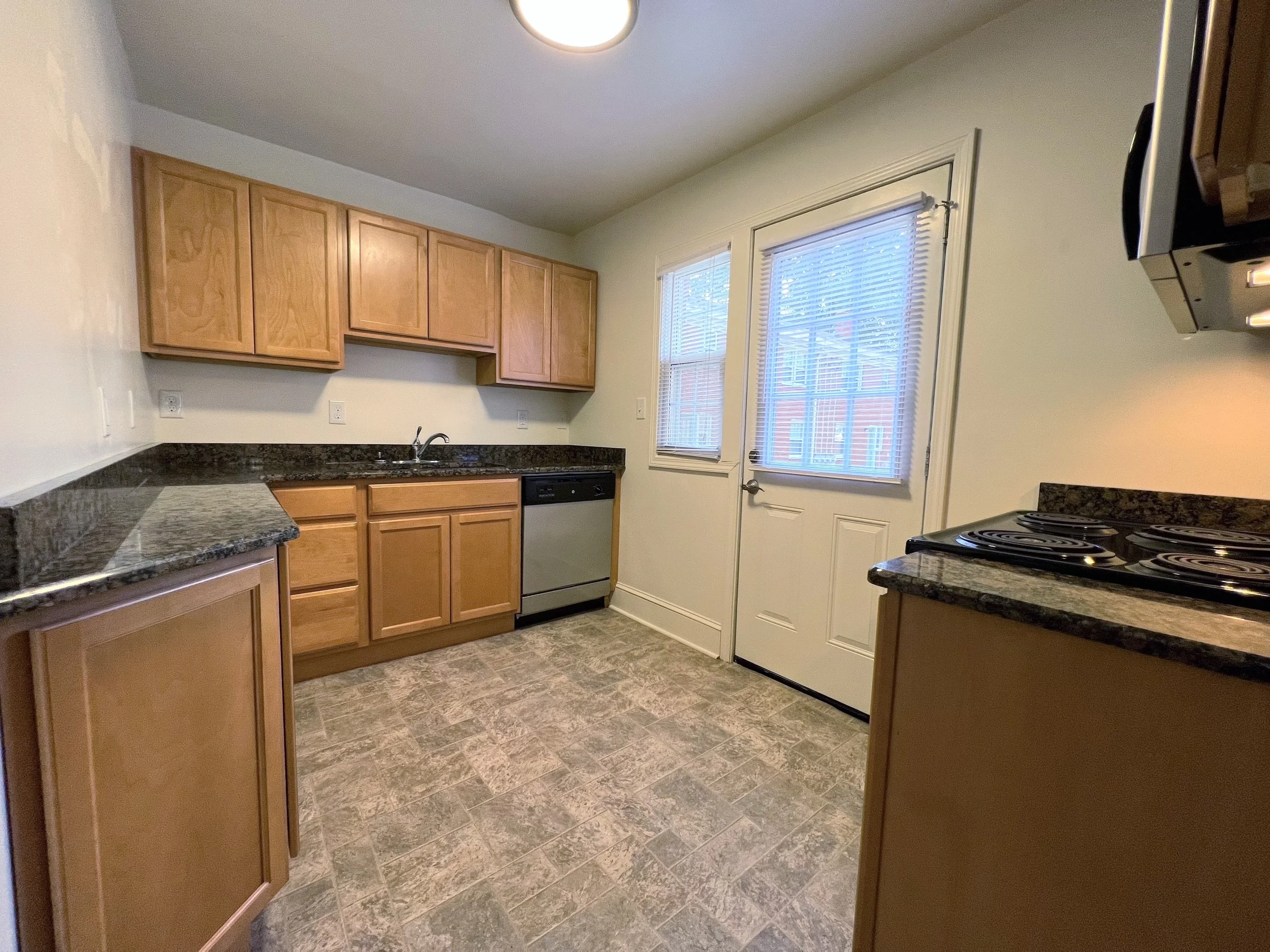 Two-bedroom townhome w/ office FULL REMODEL — kitchen