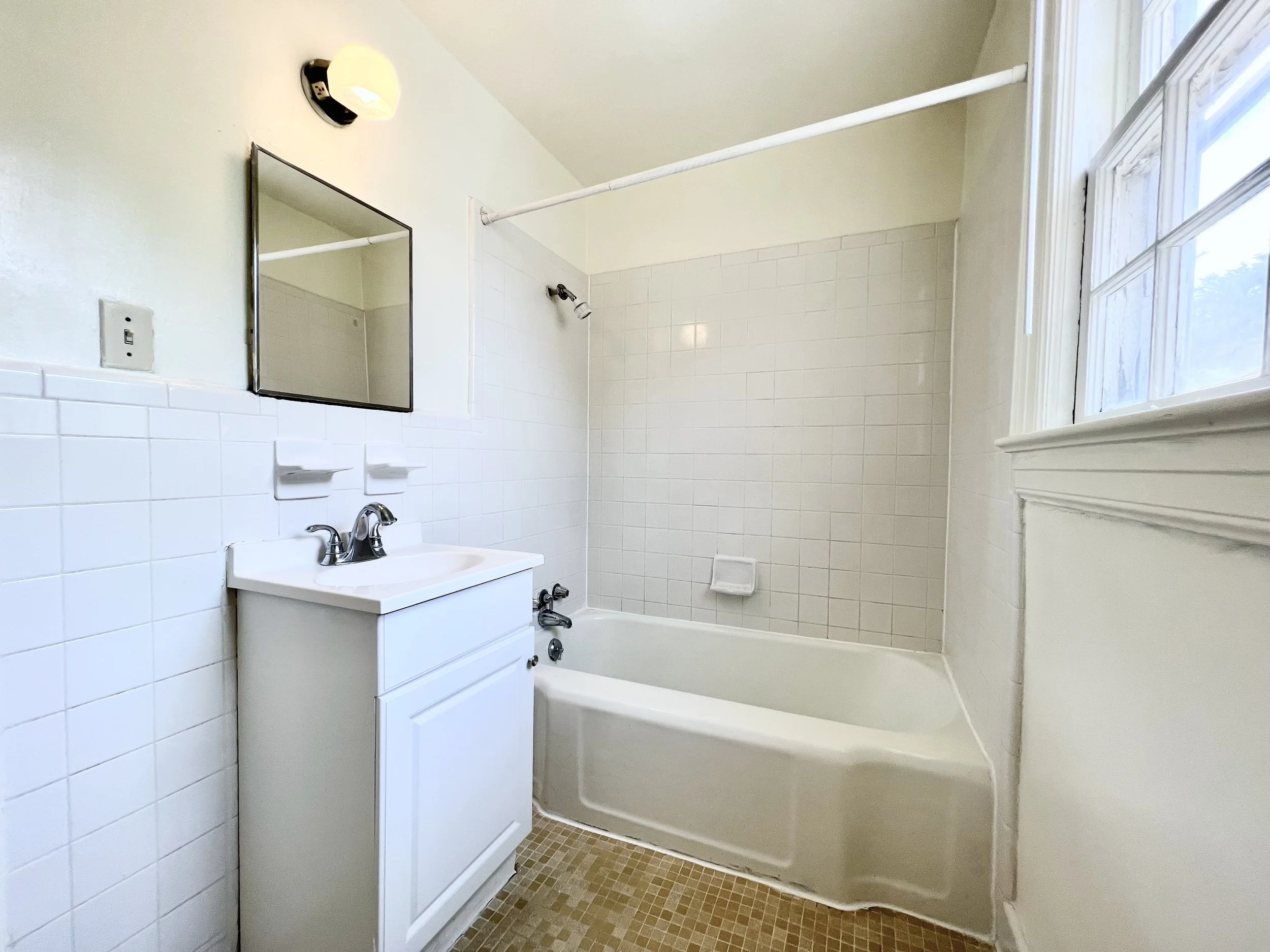 Spring Garden/Lindell Duplex - One Bedroom - Bathroom 