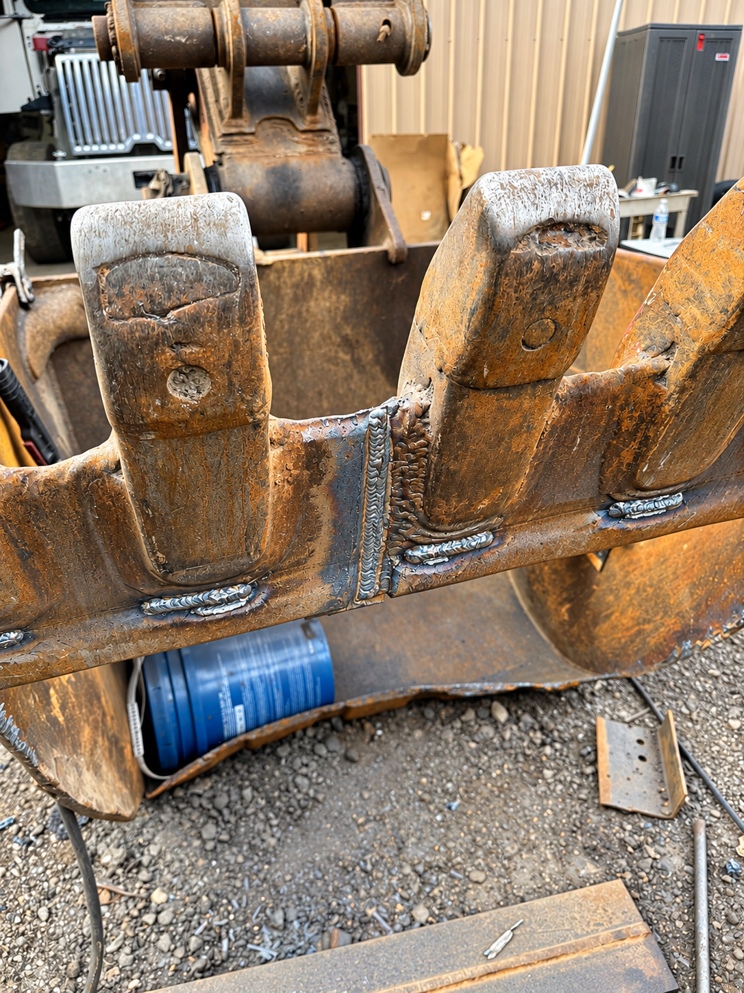 Welded Excavator Bucket Teeth Close-Up (1).png