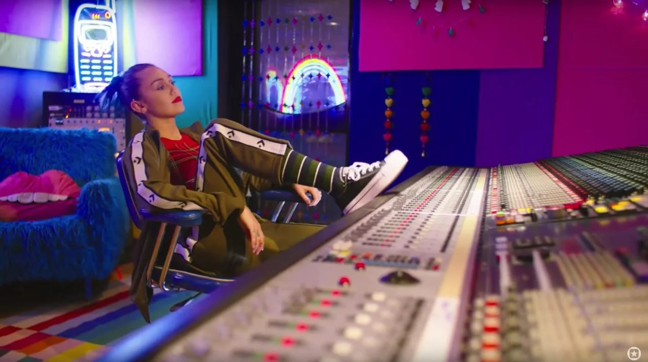 CONVERSE-MILEY-CYRUS-MICHEL-GONDRY-MAXWELL-ORGELL-PRODUCTION-DESIGNER-MC_4-1280x716.jpg