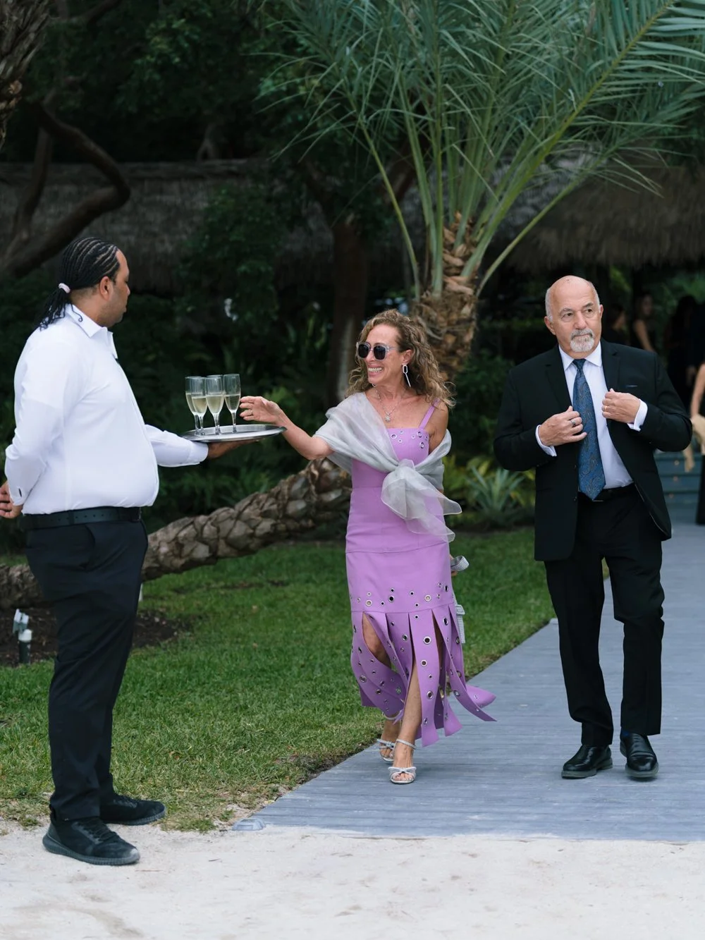 pierres-morada-bay-islamorada-wedding-guest-champagne-cocktail-hour.jpg
