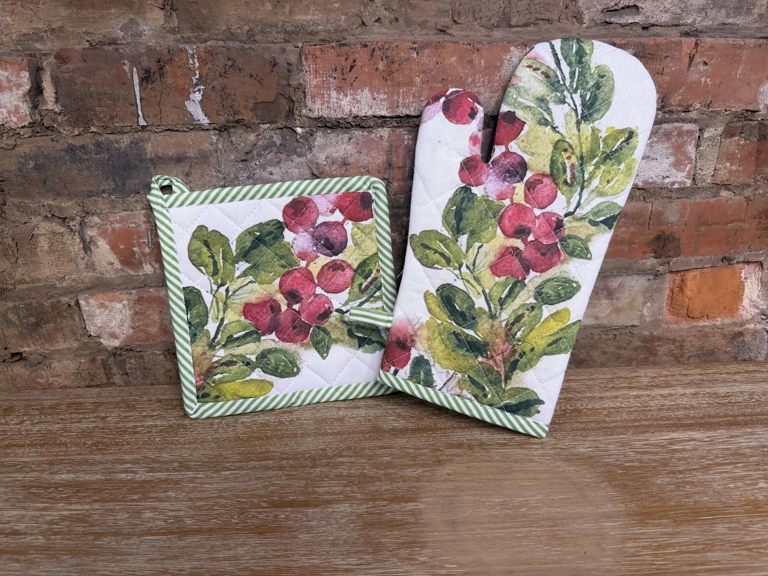 Cranberry Wreath Cotton Pot Holder & Oven Mitt Set Christmas