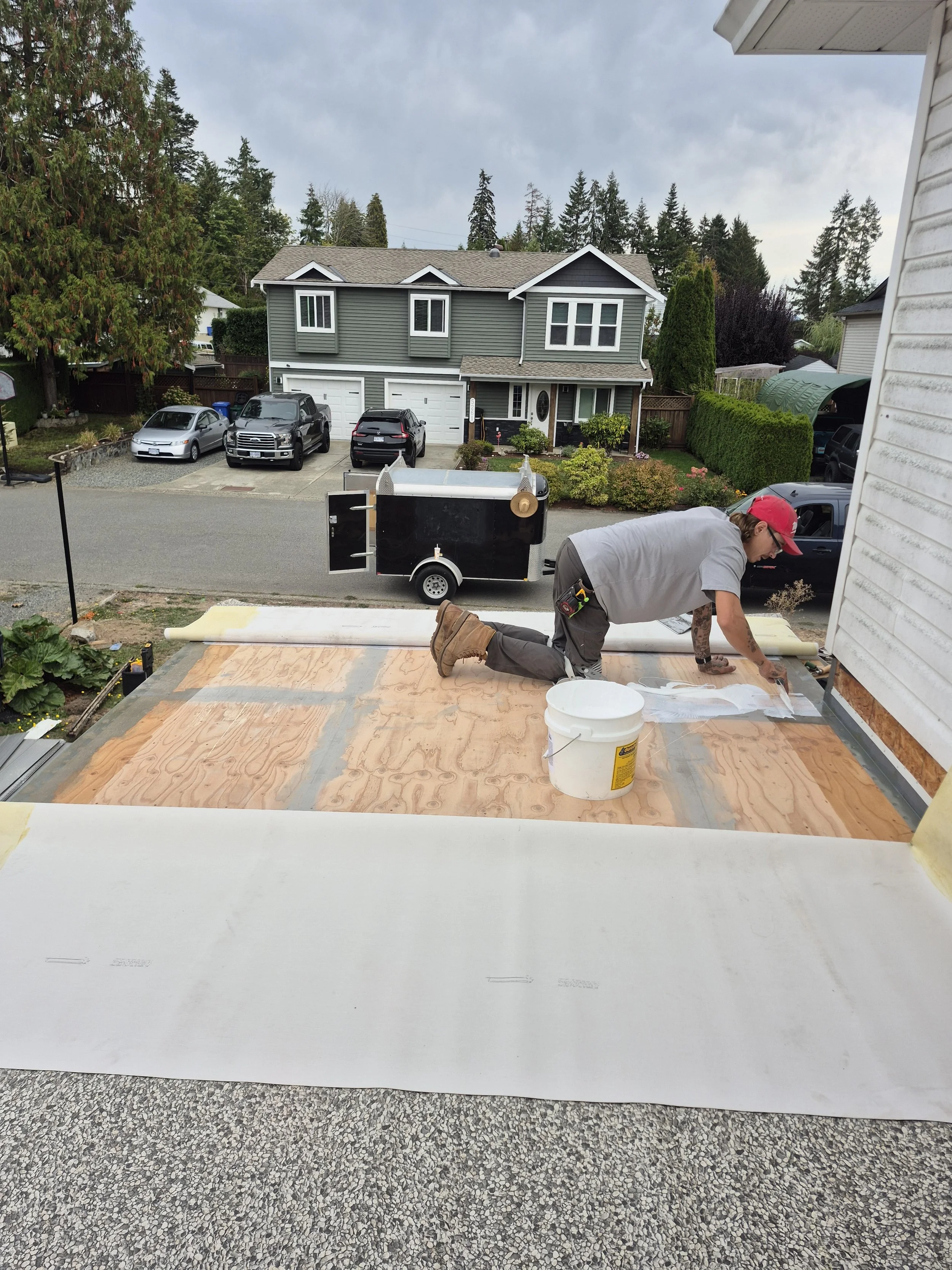 Pacific Edge preparing plywood and laying waterproof vinyl decking on a residential deck.