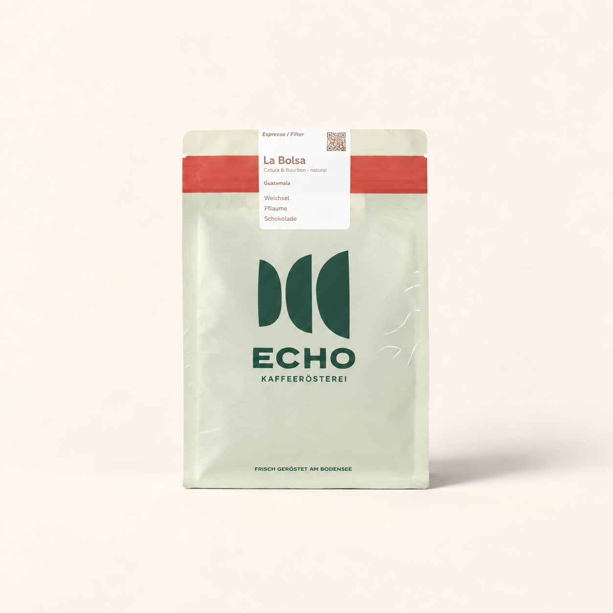 Kaffeebohnen in einer Verpackung der Marke Echo, die La Bolsa genannt wird, mit einem weißen Hintergrund.