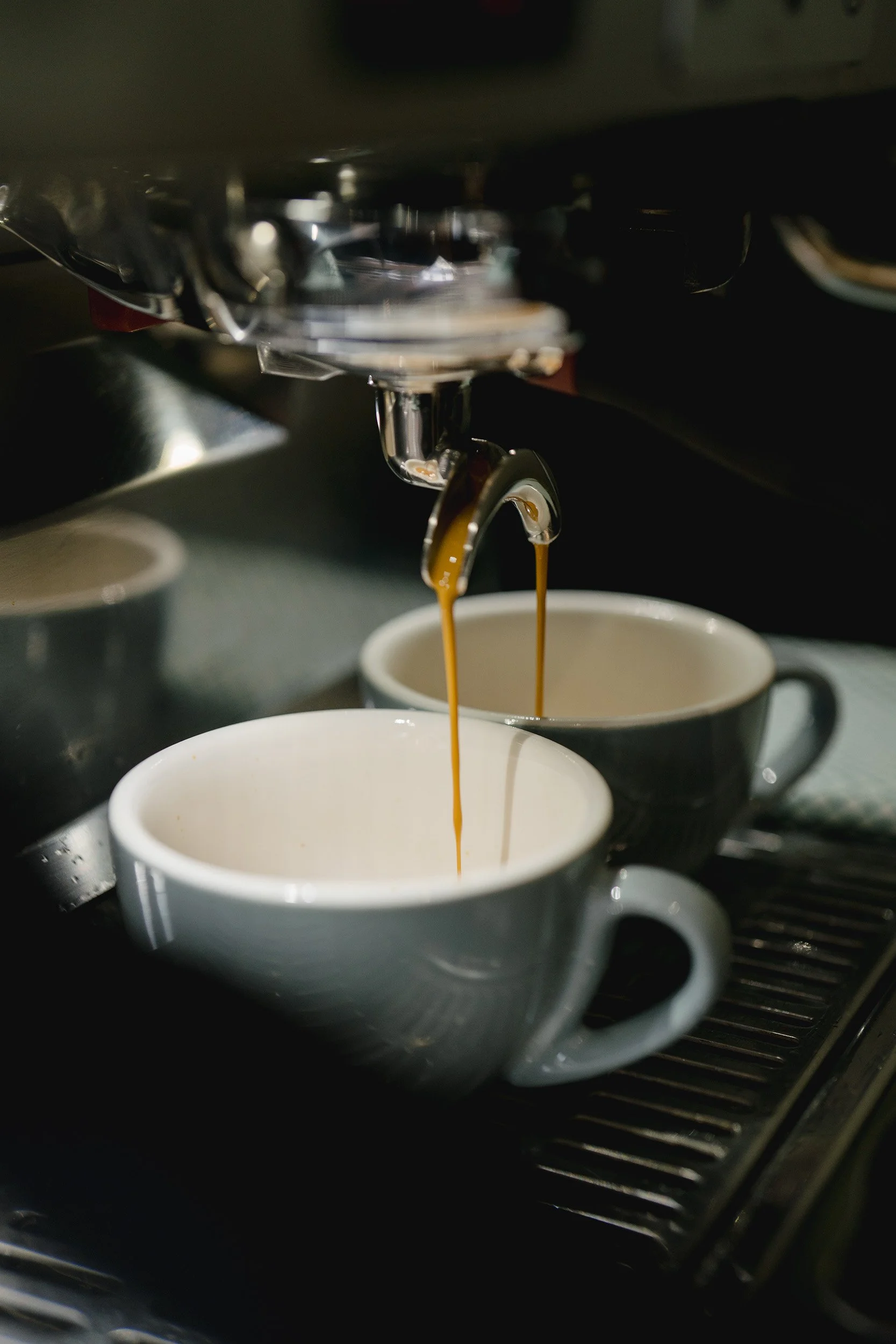 Kaffeetassen im Ofen, aus der die Kaffeeausläufe kommen.