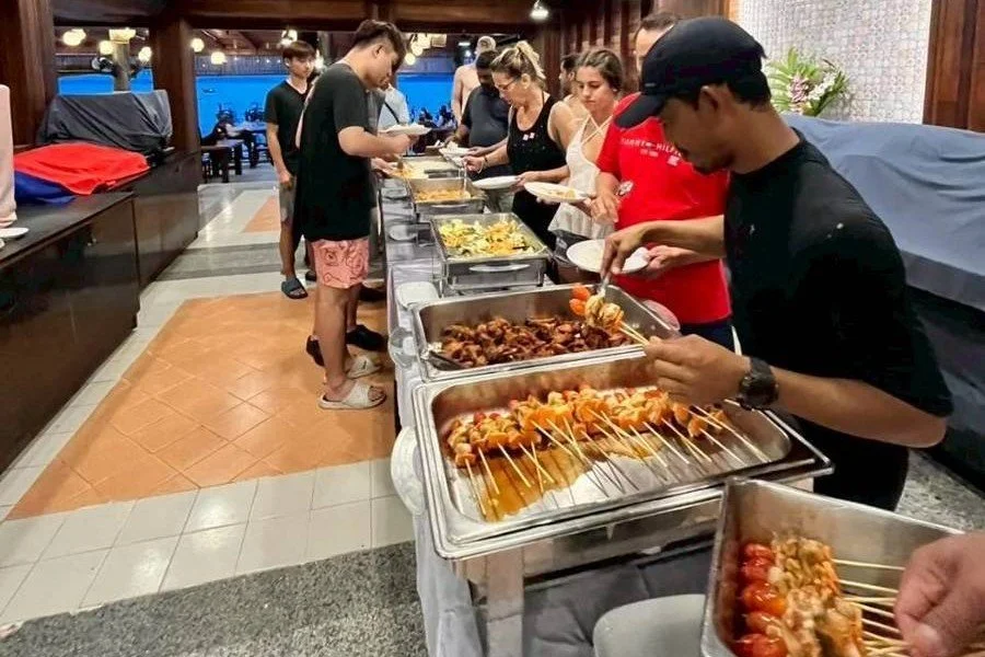 krabi-sunset-dinner-guests-at-buffet-line-landscape-crop.jpg