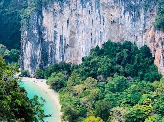 hong-island-viewpoint-over-cliff-and-turquoise-bay.jpg
