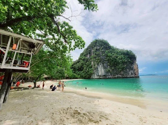 hong-island-beach-with-lifeguard-hut-and-limestone-cliff.jpg