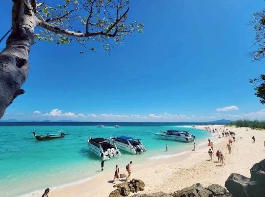 krabi-speedboats-and-longtail-on-white-sand-beach.jpg