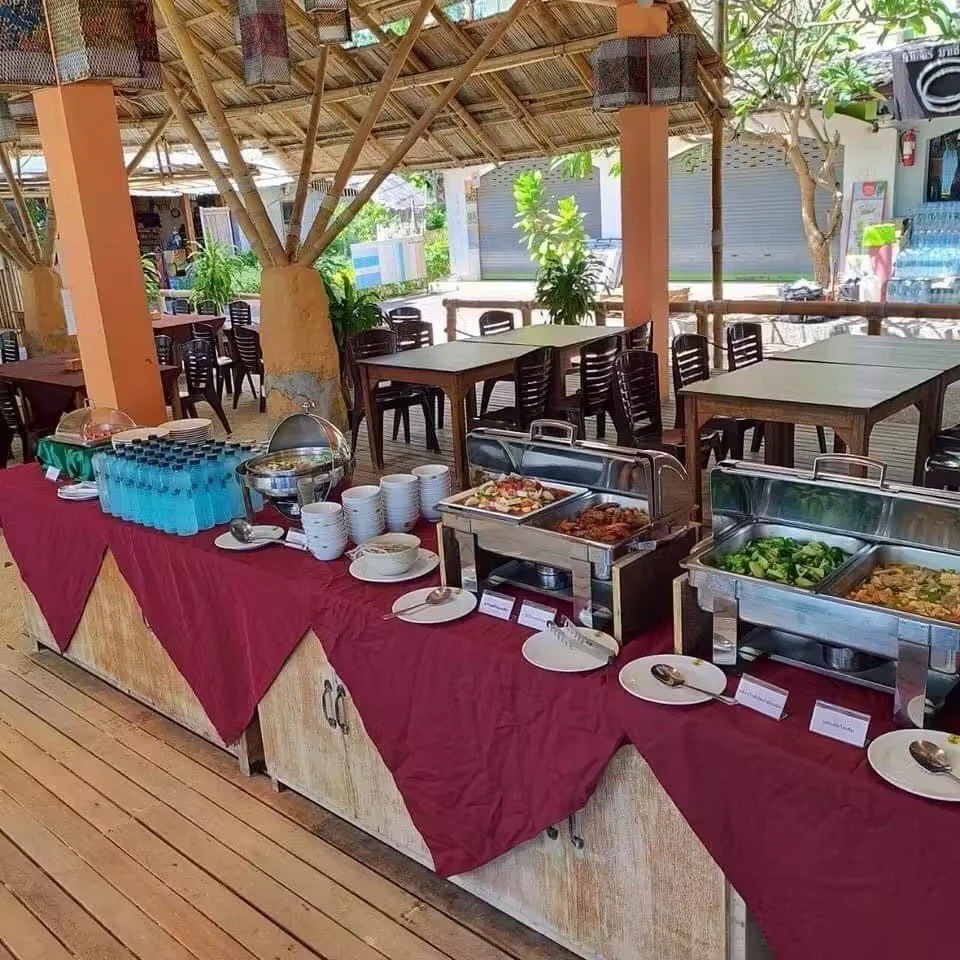 phi-phi-buffet-lunch-at-island-restaurant.jpg