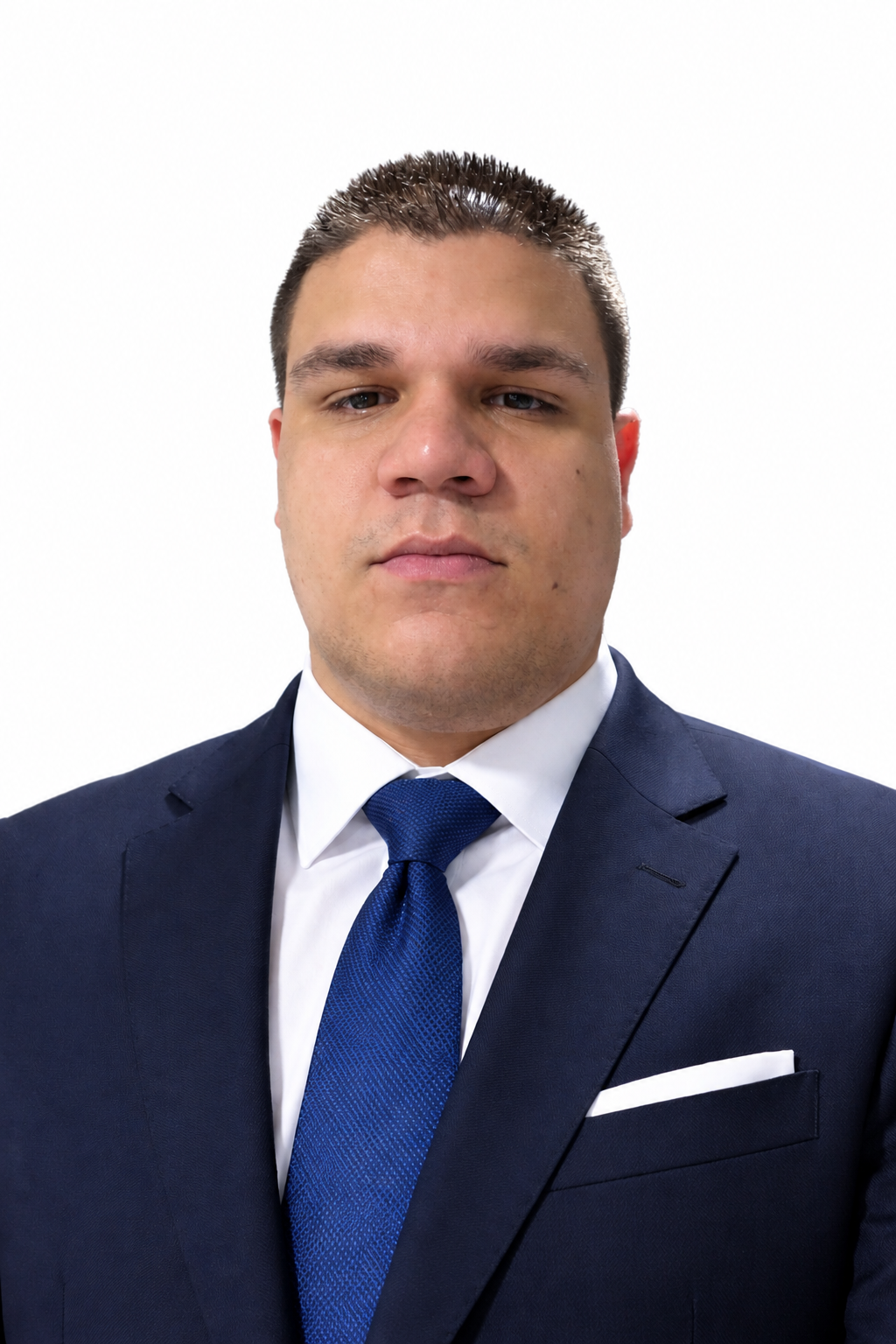 Retrato de un hombre con traje azul, corbata azul y camisa blanca, con fondo blanco.
