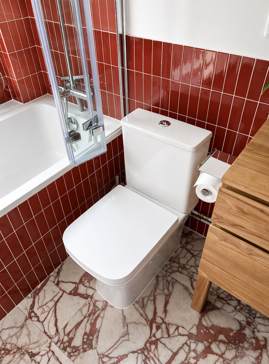 Salle de bain rouge - projet belleville - renovation paris