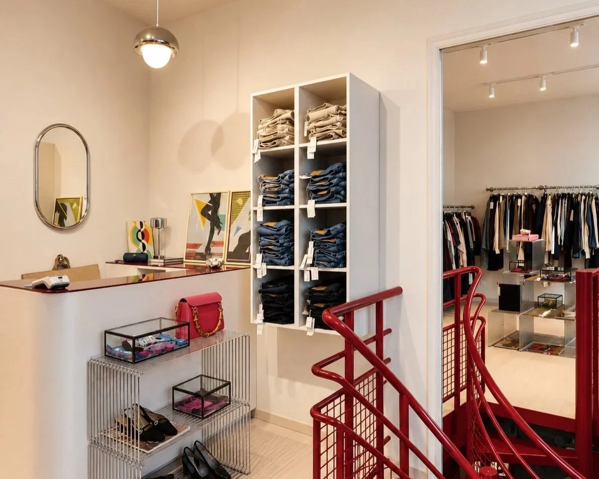 Boutique de mode vintage love&dress à Paris 9e, avec agencement sur mesure, mobilier rouge et espace de vente contemporain