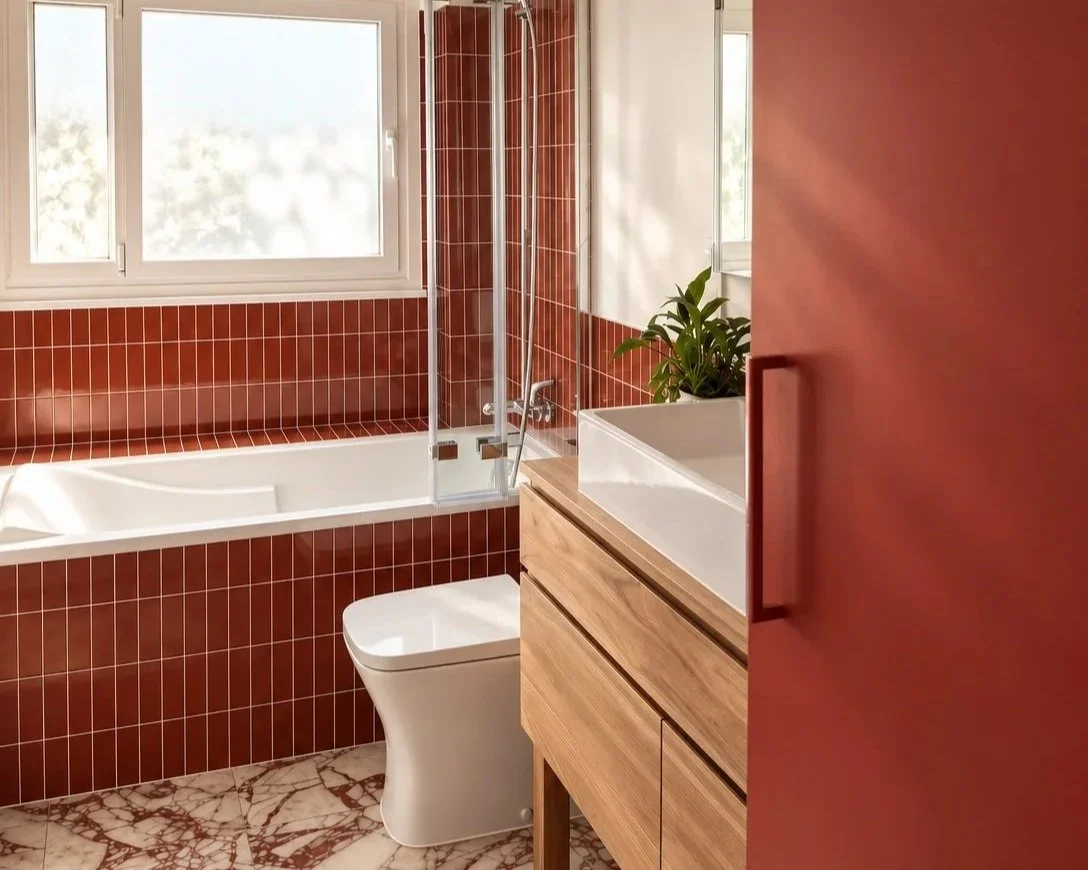 Salle de bain familiale rénovée à Belleville à Paris, avec carrelage rouge, meuble vasque en bois et baignoire