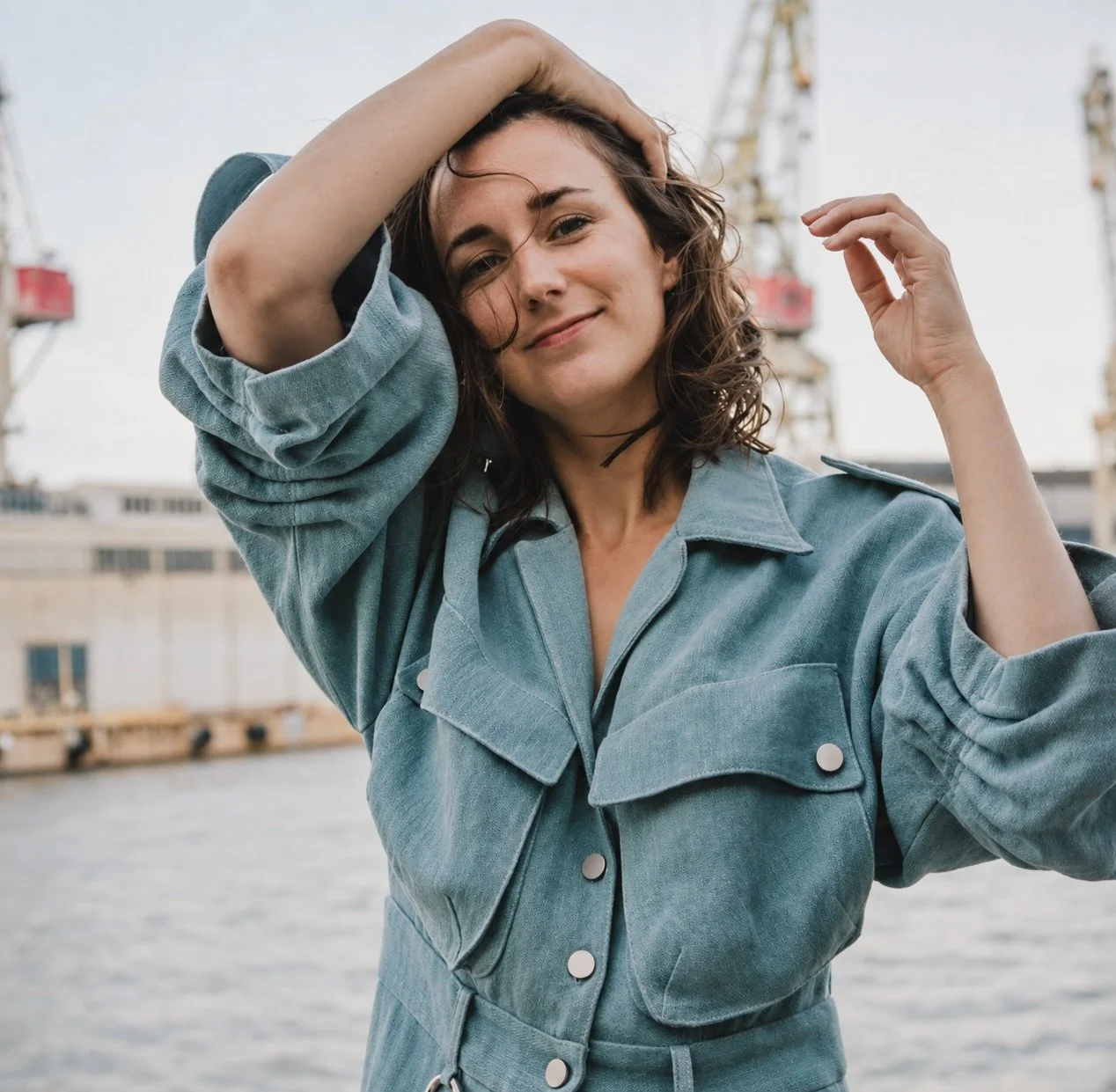 Portrait professionnel d’une architecte d’intérieur à Paris, dans un style naturel et contemporain