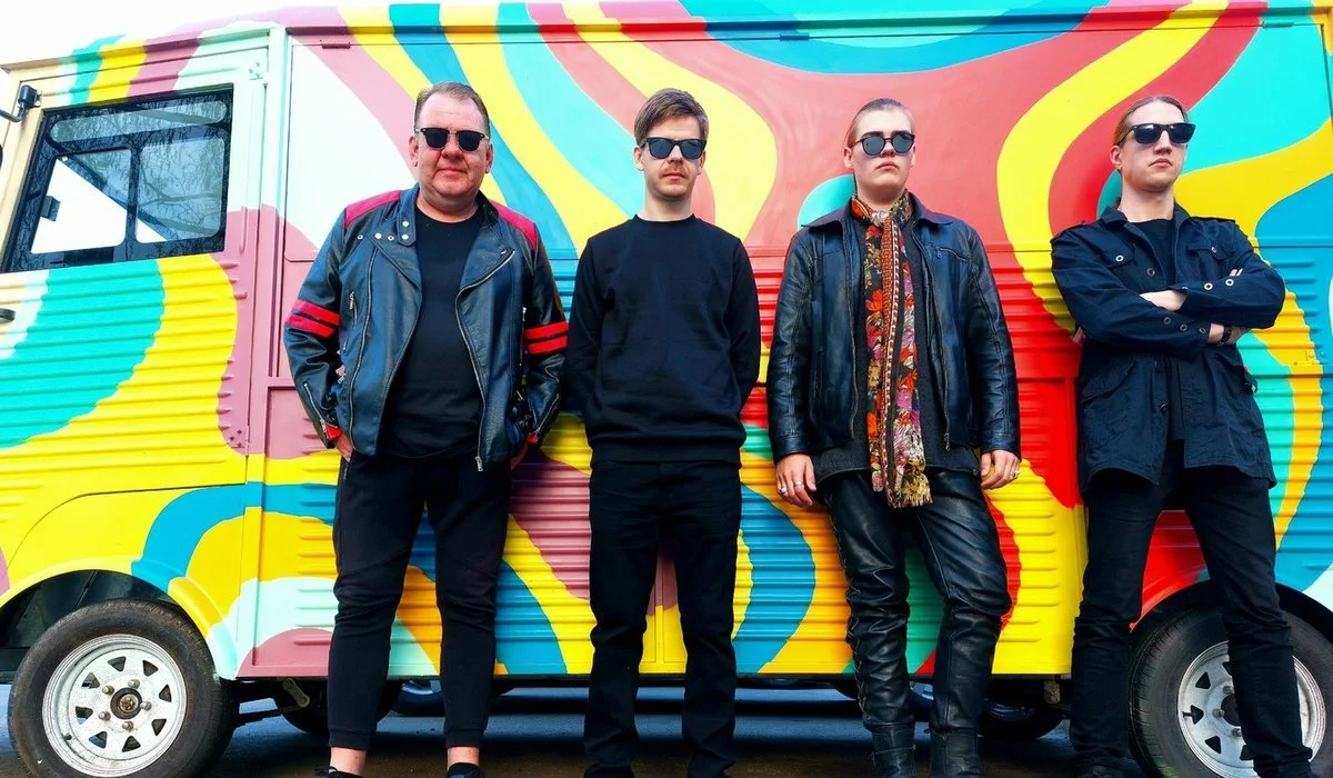 Amžiaus skirtumas meilėje ir muzikoje: jaunuolis subūrė muzikantus ir pristato šių laikų himną gimtai šaliai