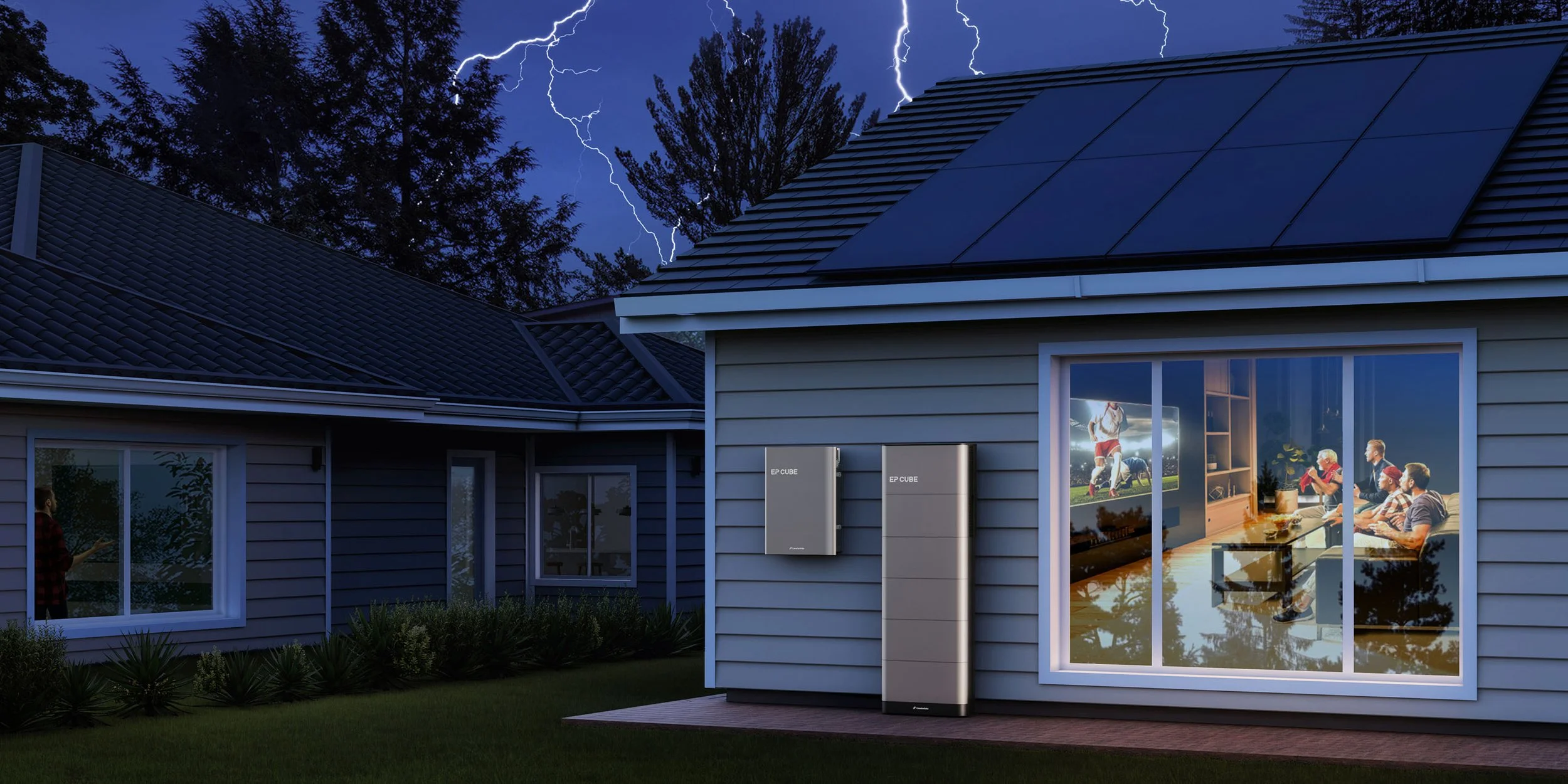 Een huis met zonnepanelen op het dak, terwijl er een elektrische kachel buiten is geplaatst. In de woonkamer zijn mensen aan het kijken naar een sportwedstrijd, en er is een bliksemschicht te zien in de lucht buiten.