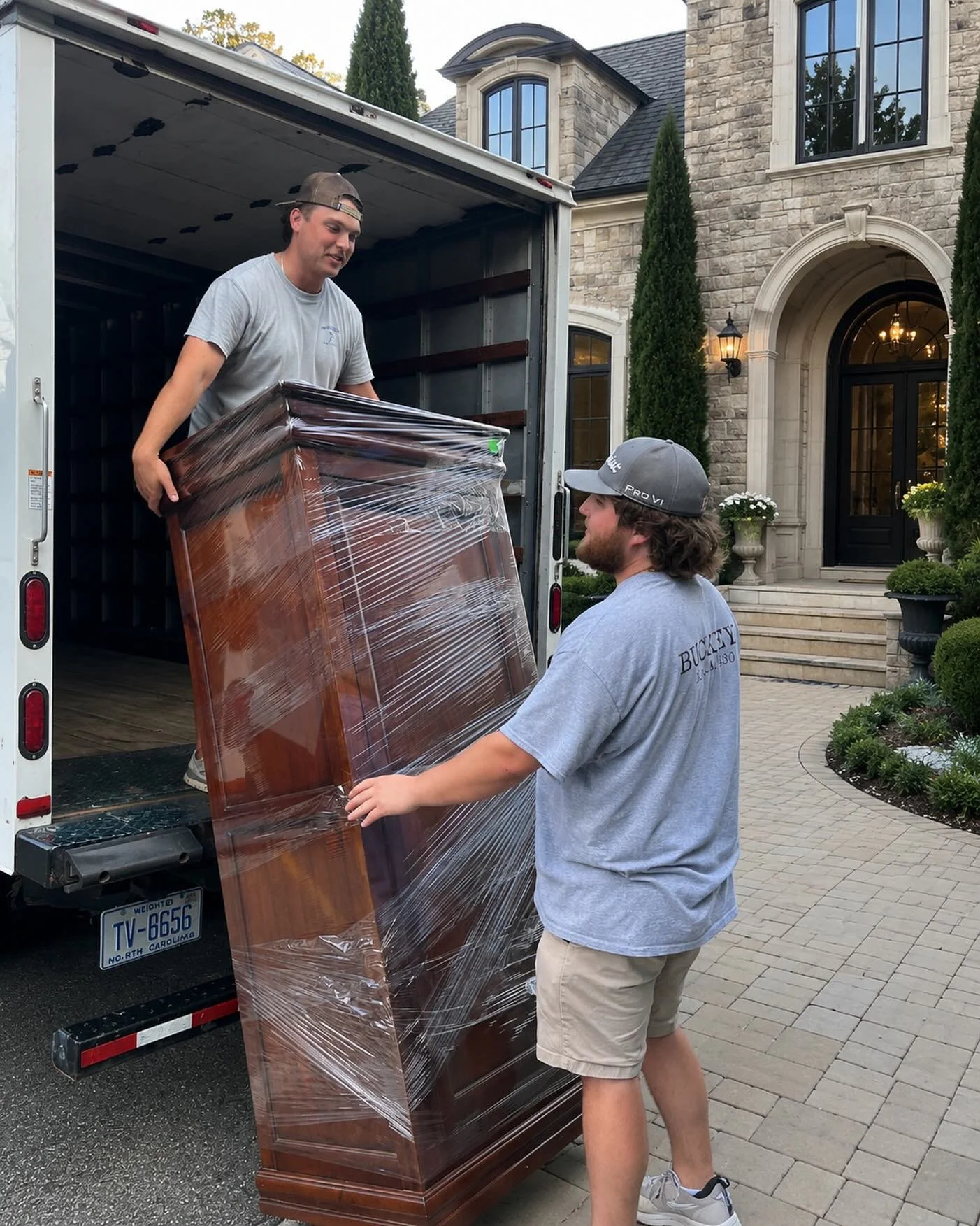 Summertime is officially here so let our crew assist with your packing and moving needs while you stay cool indoors! Just give Buckeye a call today for a free quote! 🏡