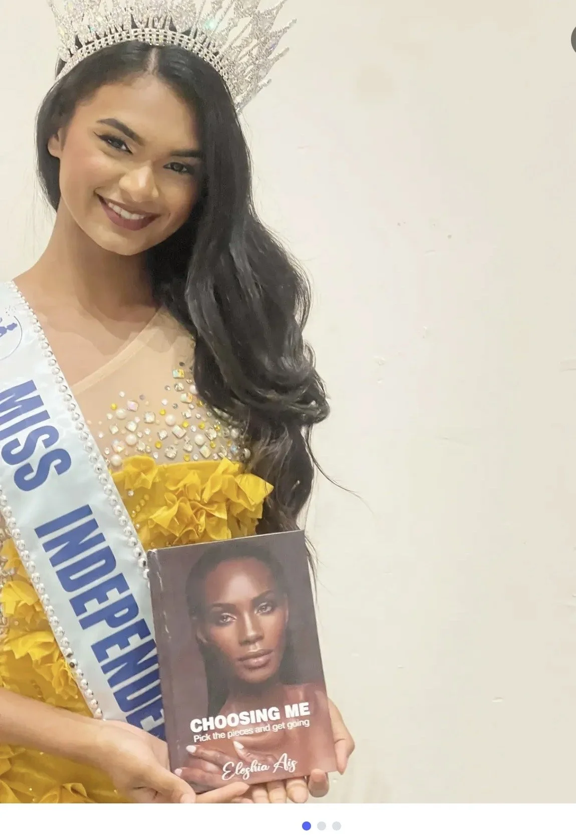 Miss Independence Netherlands winner holding 'Choosing Me' by Eleshia Ais.